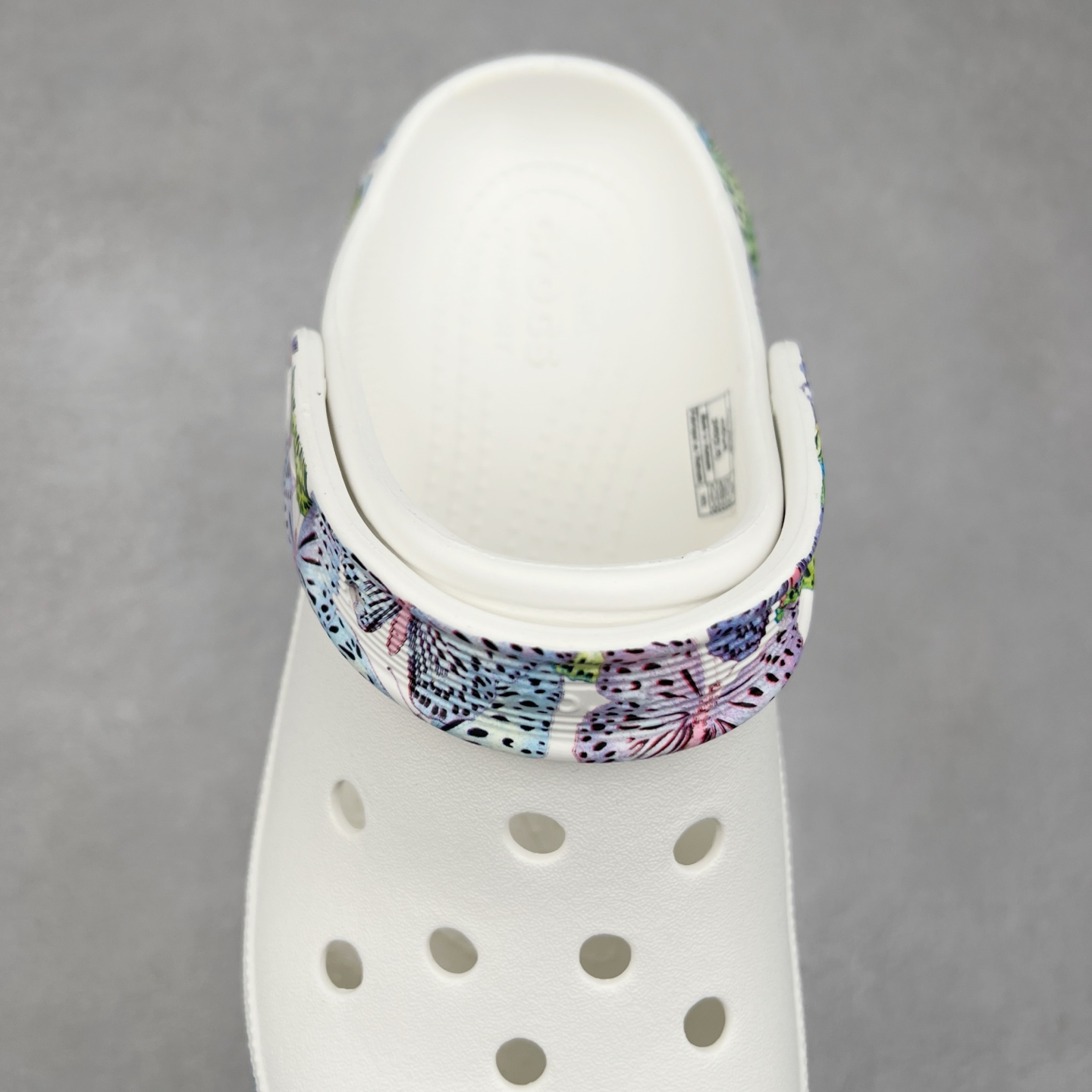 图片[5]-＃DG莞产 Crocs Classic Clog 卡骆驰休闲沙滩洞洞鞋拖鞋凉鞋泡芙鞋 透明防水袋包装 注意配件需单独购买 超轻Croslite专利材料打造 鞋面更加耐用易清洗 该鞋款轻盈舒适 2002年 经典克骆格诞生 秉承外形简单 穿着舒适的初衷 不断为消费者带来舒适的穿着体验 穿出“趣”味 鞋面洞洞可搭彰显个性的智必星 一鞋两穿 可调节式后跟带增添鞋身的稳固性能 放前面变成愜意舒适的凉拖 放后面行走跑跳更加稳妥 Croslite ™材料 封闭式细胞树脂 能够在体温作用下自动变形以适应脚部形状 涉水性优秀的同时易于清洁 抓地力强 不易打滑 Crocs的核心理念：轻便 灵活 全方位的舒适感 同步官方尺码：M4（36-37） M5（37-38）M6（38-39）M7（39-40）-选品中心