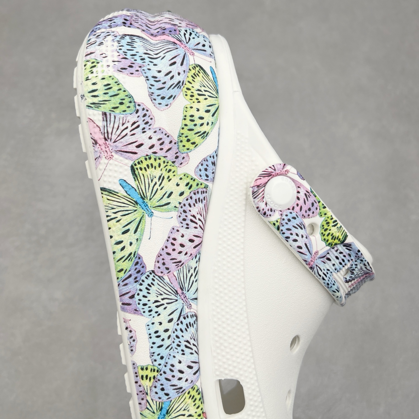 图片[6]-＃DG莞产 Crocs Classic Clog 卡骆驰休闲沙滩洞洞鞋拖鞋凉鞋泡芙鞋 透明防水袋包装 注意配件需单独购买 超轻Croslite专利材料打造 鞋面更加耐用易清洗 该鞋款轻盈舒适 2002年 经典克骆格诞生 秉承外形简单 穿着舒适的初衷 不断为消费者带来舒适的穿着体验 穿出“趣”味 鞋面洞洞可搭彰显个性的智必星 一鞋两穿 可调节式后跟带增添鞋身的稳固性能 放前面变成愜意舒适的凉拖 放后面行走跑跳更加稳妥 Croslite ™材料 封闭式细胞树脂 能够在体温作用下自动变形以适应脚部形状 涉水性优秀的同时易于清洁 抓地力强 不易打滑 Crocs的核心理念：轻便 灵活 全方位的舒适感 同步官方尺码：M4（36-37） M5（37-38）M6（38-39）M7（39-40）-选品中心