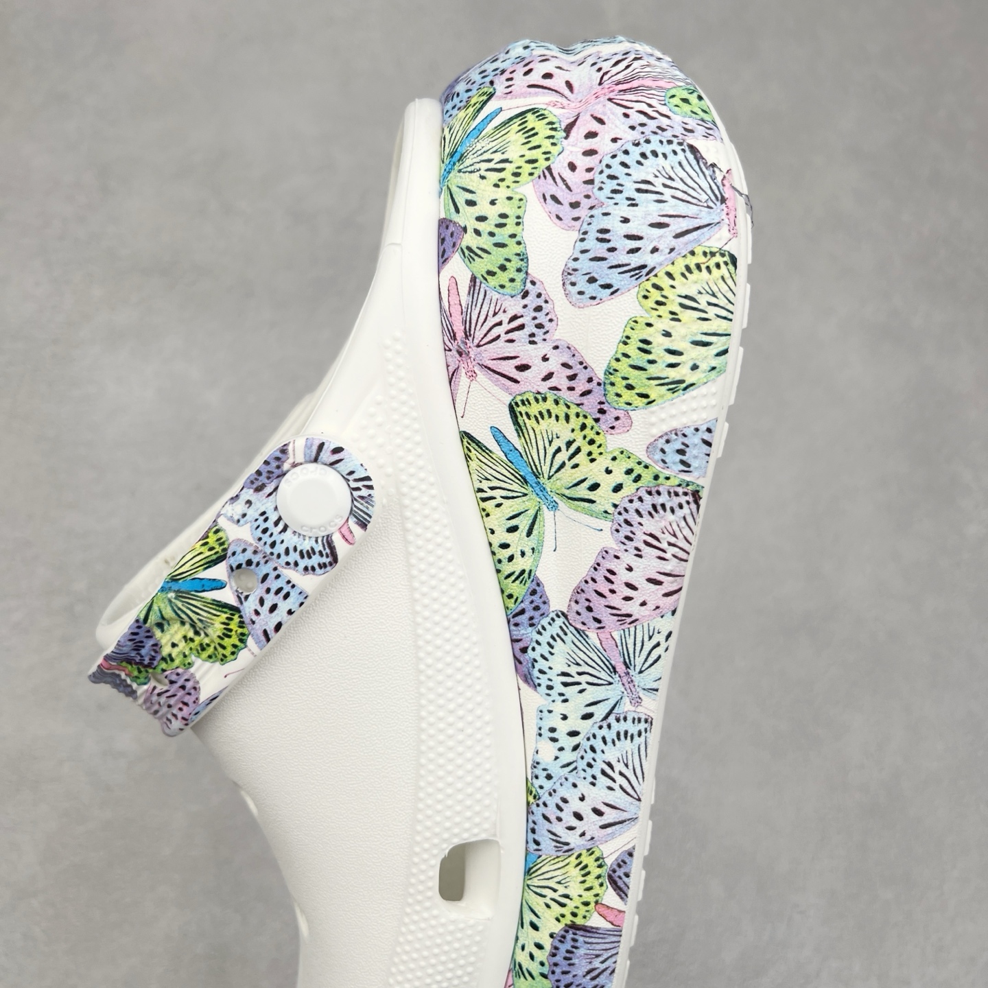 图片[7]-＃DG莞产 Crocs Classic Clog 卡骆驰休闲沙滩洞洞鞋拖鞋凉鞋泡芙鞋 透明防水袋包装 注意配件需单独购买 超轻Croslite专利材料打造 鞋面更加耐用易清洗 该鞋款轻盈舒适 2002年 经典克骆格诞生 秉承外形简单 穿着舒适的初衷 不断为消费者带来舒适的穿着体验 穿出“趣”味 鞋面洞洞可搭彰显个性的智必星 一鞋两穿 可调节式后跟带增添鞋身的稳固性能 放前面变成愜意舒适的凉拖 放后面行走跑跳更加稳妥 Croslite ™材料 封闭式细胞树脂 能够在体温作用下自动变形以适应脚部形状 涉水性优秀的同时易于清洁 抓地力强 不易打滑 Crocs的核心理念：轻便 灵活 全方位的舒适感 同步官方尺码：M4（36-37） M5（37-38）M6（38-39）M7（39-40）-选品中心