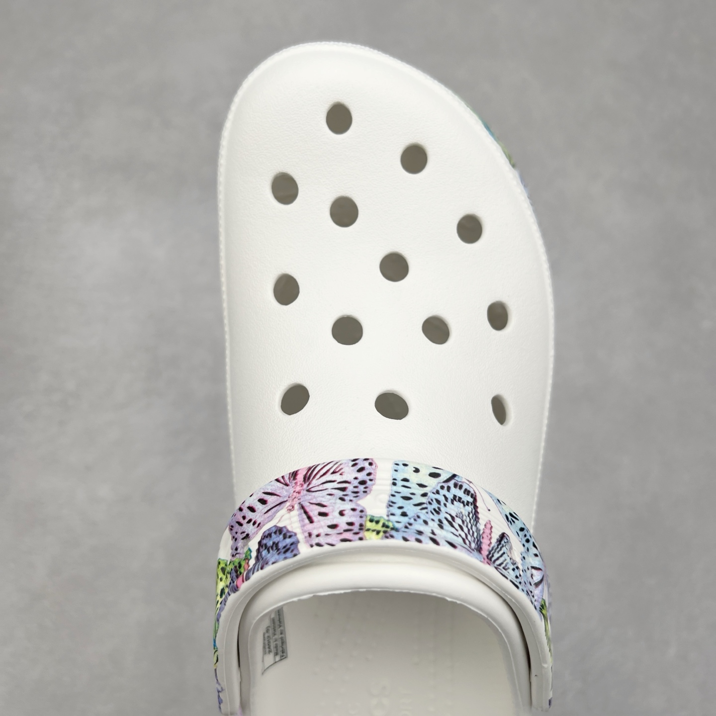 图片[4]-＃DG莞产 Crocs Classic Clog 卡骆驰休闲沙滩洞洞鞋拖鞋凉鞋泡芙鞋 透明防水袋包装 注意配件需单独购买 超轻Croslite专利材料打造 鞋面更加耐用易清洗 该鞋款轻盈舒适 2002年 经典克骆格诞生 秉承外形简单 穿着舒适的初衷 不断为消费者带来舒适的穿着体验 穿出“趣”味 鞋面洞洞可搭彰显个性的智必星 一鞋两穿 可调节式后跟带增添鞋身的稳固性能 放前面变成愜意舒适的凉拖 放后面行走跑跳更加稳妥 Croslite ™材料 封闭式细胞树脂 能够在体温作用下自动变形以适应脚部形状 涉水性优秀的同时易于清洁 抓地力强 不易打滑 Crocs的核心理念：轻便 灵活 全方位的舒适感 同步官方尺码：M4（36-37） M5（37-38）M6（38-39）M7（39-40）-选品中心