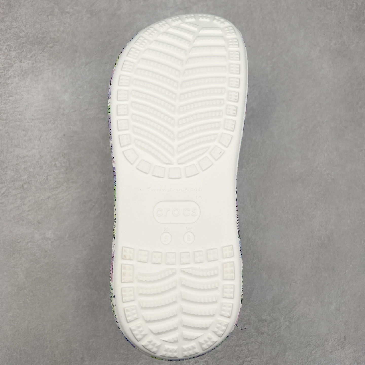 图片[9]-＃DG莞产 Crocs Classic Clog 卡骆驰休闲沙滩洞洞鞋拖鞋凉鞋泡芙鞋 透明防水袋包装 注意配件需单独购买 超轻Croslite专利材料打造 鞋面更加耐用易清洗 该鞋款轻盈舒适 2002年 经典克骆格诞生 秉承外形简单 穿着舒适的初衷 不断为消费者带来舒适的穿着体验 穿出“趣”味 鞋面洞洞可搭彰显个性的智必星 一鞋两穿 可调节式后跟带增添鞋身的稳固性能 放前面变成愜意舒适的凉拖 放后面行走跑跳更加稳妥 Croslite ™材料 封闭式细胞树脂 能够在体温作用下自动变形以适应脚部形状 涉水性优秀的同时易于清洁 抓地力强 不易打滑 Crocs的核心理念：轻便 灵活 全方位的舒适感 同步官方尺码：M4（36-37） M5（37-38）M6（38-39）M7（39-40）-选品中心