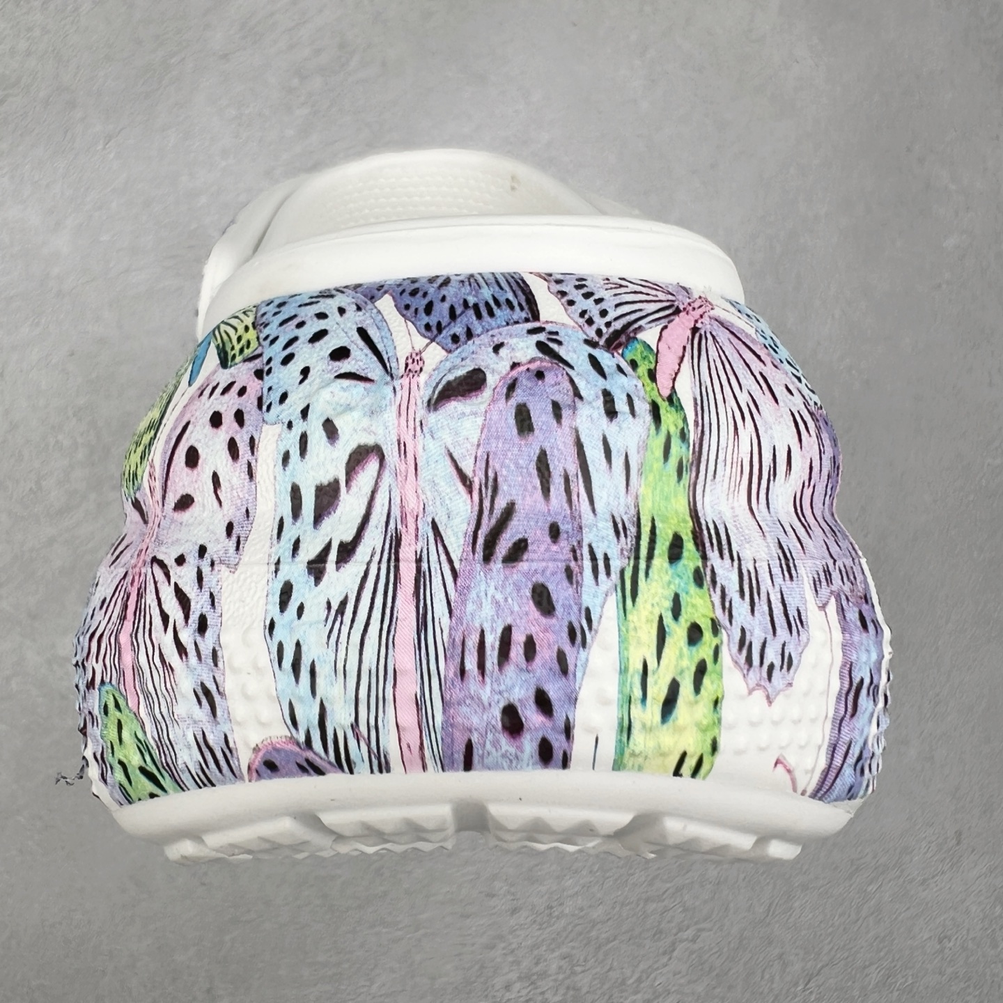 图片[8]-＃DG莞产 Crocs Classic Clog 卡骆驰休闲沙滩洞洞鞋拖鞋凉鞋泡芙鞋 透明防水袋包装 注意配件需单独购买 超轻Croslite专利材料打造 鞋面更加耐用易清洗 该鞋款轻盈舒适 2002年 经典克骆格诞生 秉承外形简单 穿着舒适的初衷 不断为消费者带来舒适的穿着体验 穿出“趣”味 鞋面洞洞可搭彰显个性的智必星 一鞋两穿 可调节式后跟带增添鞋身的稳固性能 放前面变成愜意舒适的凉拖 放后面行走跑跳更加稳妥 Croslite ™材料 封闭式细胞树脂 能够在体温作用下自动变形以适应脚部形状 涉水性优秀的同时易于清洁 抓地力强 不易打滑 Crocs的核心理念：轻便 灵活 全方位的舒适感 同步官方尺码：M4（36-37） M5（37-38）M6（38-39）M7（39-40）-选品中心