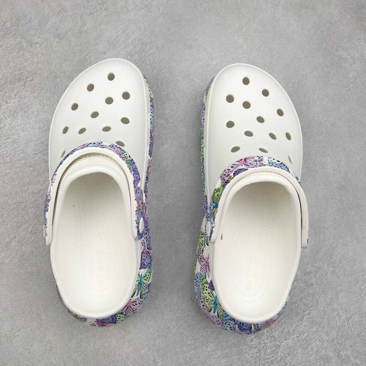 图片[3]-＃DG莞产 Crocs Classic Clog 卡骆驰休闲沙滩洞洞鞋拖鞋凉鞋泡芙鞋 透明防水袋包装 注意配件需单独购买 超轻Croslite专利材料打造 鞋面更加耐用易清洗 该鞋款轻盈舒适 2002年 经典克骆格诞生 秉承外形简单 穿着舒适的初衷 不断为消费者带来舒适的穿着体验 穿出“趣”味 鞋面洞洞可搭彰显个性的智必星 一鞋两穿 可调节式后跟带增添鞋身的稳固性能 放前面变成愜意舒适的凉拖 放后面行走跑跳更加稳妥 Croslite ™材料 封闭式细胞树脂 能够在体温作用下自动变形以适应脚部形状 涉水性优秀的同时易于清洁 抓地力强 不易打滑 Crocs的核心理念：轻便 灵活 全方位的舒适感 同步官方尺码：M4（36-37） M5（37-38）M6（38-39）M7（39-40）-选品中心