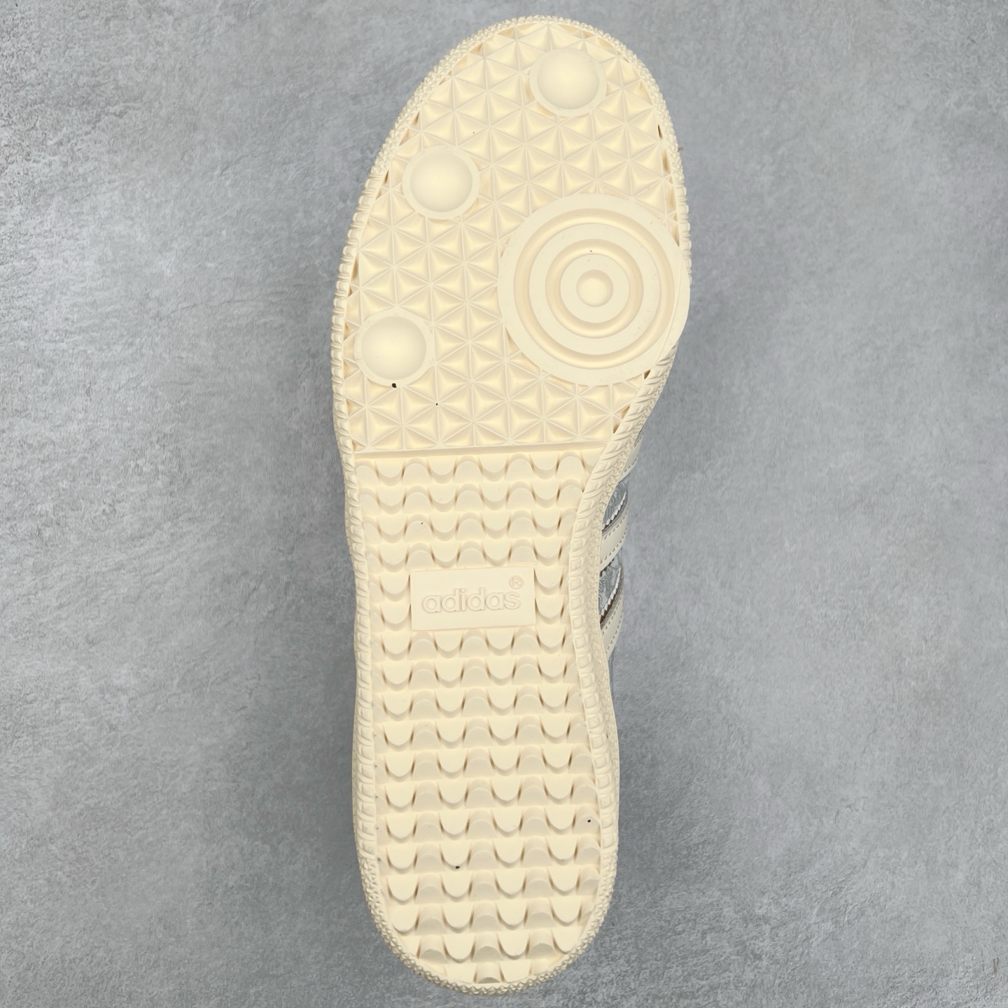 图片[9]-AD Original Samba OG 复古经典轻便板鞋 JQ2616 这款桑巴鞋展示了高质量的工艺 带有装饰的超锁缝制和无缝的手感 柔软、柔软的皮革造型和标志性的3条纹完成了精致的外观 正规合身鞋带 鞋面上有绒面鞋垫 橡胶鞋底 享受正畸套筒软感 自50年代首次亮相以来就一直在赢得粉丝的青睐 尺码：36 36.5 37.5 38 38.5 39 40 40.5 41 42 42.5 43 44 44.5 45-选品中心