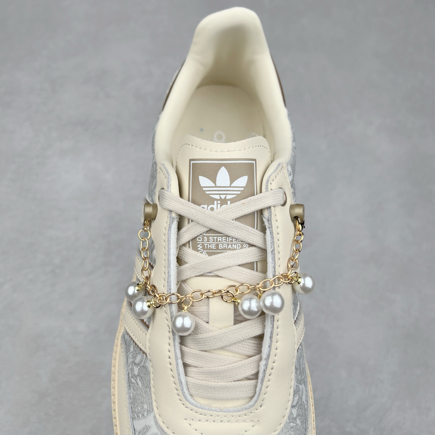 图片[5]-AD Original Samba OG 复古经典轻便板鞋 JQ2616 这款桑巴鞋展示了高质量的工艺 带有装饰的超锁缝制和无缝的手感 柔软、柔软的皮革造型和标志性的3条纹完成了精致的外观 正规合身鞋带 鞋面上有绒面鞋垫 橡胶鞋底 享受正畸套筒软感 自50年代首次亮相以来就一直在赢得粉丝的青睐 尺码：36 36.5 37.5 38 38.5 39 40 40.5 41 42 42.5 43 44 44.5 45-选品中心