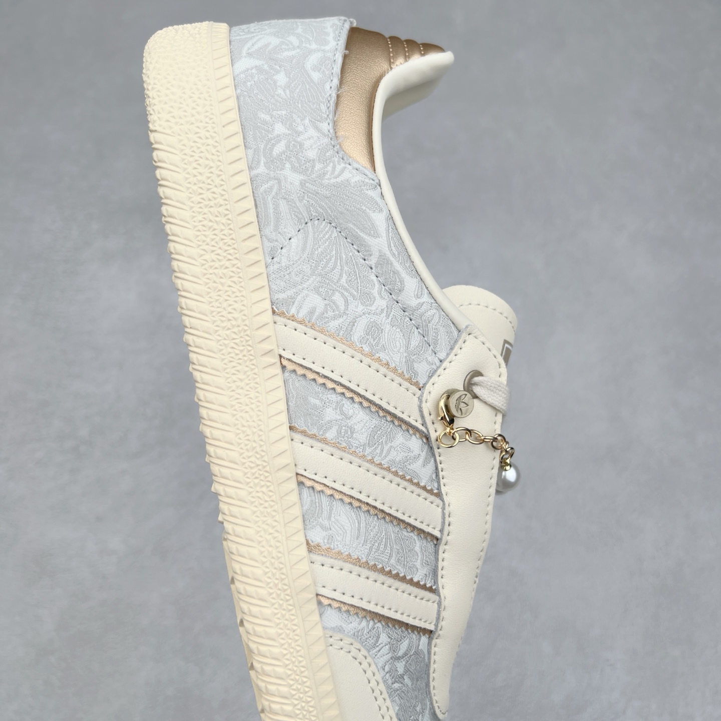 图片[6]-AD Original Samba OG 复古经典轻便板鞋 JQ2616 这款桑巴鞋展示了高质量的工艺 带有装饰的超锁缝制和无缝的手感 柔软、柔软的皮革造型和标志性的3条纹完成了精致的外观 正规合身鞋带 鞋面上有绒面鞋垫 橡胶鞋底 享受正畸套筒软感 自50年代首次亮相以来就一直在赢得粉丝的青睐 尺码：36 36.5 37.5 38 38.5 39 40 40.5 41 42 42.5 43 44 44.5 45-选品中心