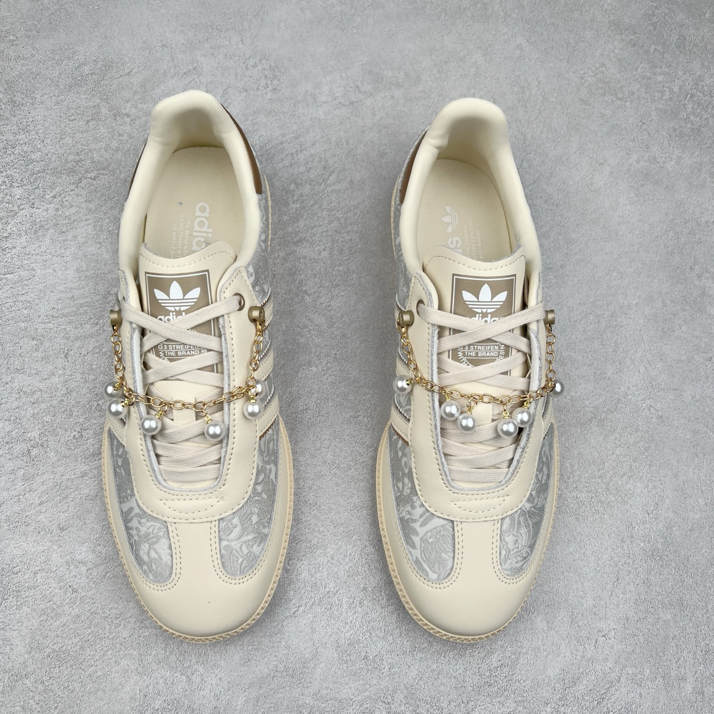 图片[2]-AD Original Samba OG 复古经典轻便板鞋 JQ2616 这款桑巴鞋展示了高质量的工艺 带有装饰的超锁缝制和无缝的手感 柔软、柔软的皮革造型和标志性的3条纹完成了精致的外观 正规合身鞋带 鞋面上有绒面鞋垫 橡胶鞋底 享受正畸套筒软感 自50年代首次亮相以来就一直在赢得粉丝的青睐 尺码：36 36.5 37.5 38 38.5 39 40 40.5 41 42 42.5 43 44 44.5 45-选品中心