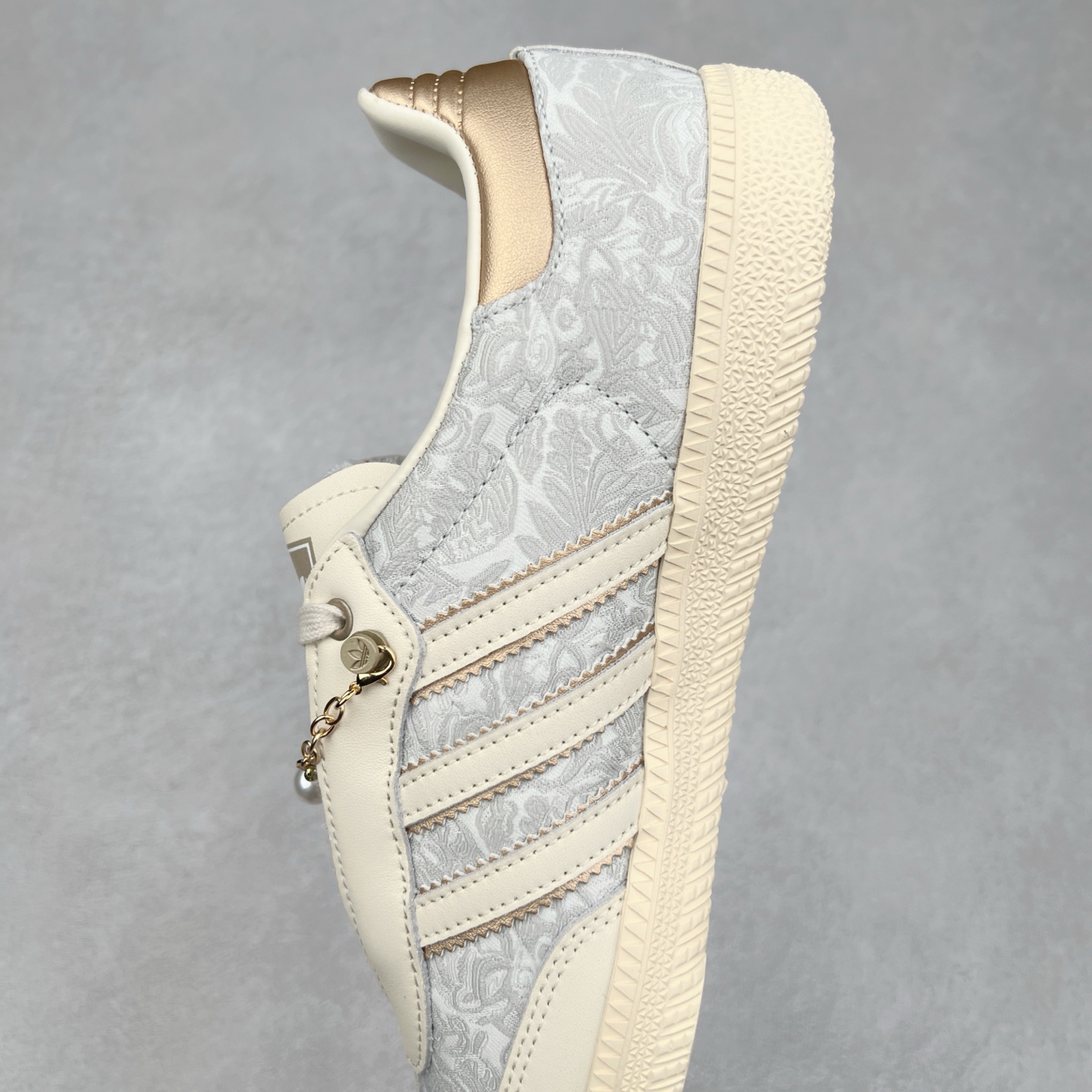 图片[7]-AD Original Samba OG 复古经典轻便板鞋 JQ2616 这款桑巴鞋展示了高质量的工艺 带有装饰的超锁缝制和无缝的手感 柔软、柔软的皮革造型和标志性的3条纹完成了精致的外观 正规合身鞋带 鞋面上有绒面鞋垫 橡胶鞋底 享受正畸套筒软感 自50年代首次亮相以来就一直在赢得粉丝的青睐 尺码：36 36.5 37.5 38 38.5 39 40 40.5 41 42 42.5 43 44 44.5 45-选品中心