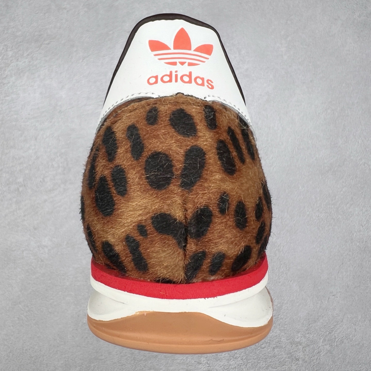 图片[8]-＃纯原 AD Wmns SL72 OG 系列德训足球风百搭低帮休闲运动板鞋 JI0189 采用高弹EVA+MODEL+RB三层组合底 区别市面RB一体大底 三层组合鞋底重量与原鞋一致 Originals 将有「T 头鞋」造型的诞生于 1972 年的 SL72 鞋款复刻带回 各位买鞋又有新选择了 1972 年 SL72 问世后 引领了后来阿迪达斯的跑鞋发展方向 其中「SL」代表了 Super Light 彰显了产品轻便的特性 1972 年 SL72 问世后 引领了后来阿迪达斯的跑鞋发展方向 其中「SL」代表了 Super Light 彰显了产品轻便的特性 这次 Originals 延续其轻质经典的基因 带来男女两款 SL72 男生款带来 SL72 RS 鞋型 RS 意为 Reshaped（重塑）鞋款在保留了经典的外观基础上 在尼龙材质里增加了填充物 使鞋型更加挺立和饱满 鞋头则更加圆润 鞋底的 EVA 材质则增加了鞋款的高度 女生款则带来 SL72 OG W 鞋型 OG 顾名思义则是致敬经典款式 相较于 RS（Reshaped）鞋款 鞋身更加纤细 其整体鞋身轮廓、线条、细节、材质上尊崇 70 年代 SL72 的设计 还原经典味道 尺码：36 36⅔ 37⅓ 38 38⅔ 39⅓ 40 40⅔ 41⅓ 42 42⅔ 43⅓ 44 44⅔ 45-选品中心