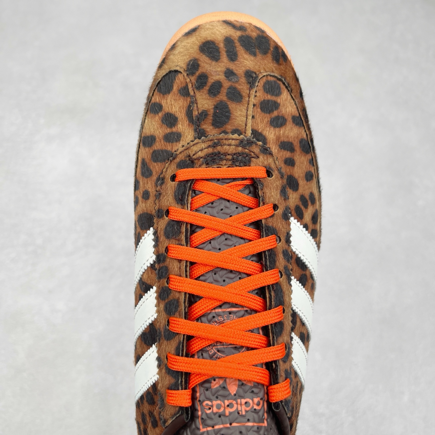 图片[4]-＃纯原 AD Wmns SL72 OG 系列德训足球风百搭低帮休闲运动板鞋 JI0189 采用高弹EVA+MODEL+RB三层组合底 区别市面RB一体大底 三层组合鞋底重量与原鞋一致 Originals 将有「T 头鞋」造型的诞生于 1972 年的 SL72 鞋款复刻带回 各位买鞋又有新选择了 1972 年 SL72 问世后 引领了后来阿迪达斯的跑鞋发展方向 其中「SL」代表了 Super Light 彰显了产品轻便的特性 1972 年 SL72 问世后 引领了后来阿迪达斯的跑鞋发展方向 其中「SL」代表了 Super Light 彰显了产品轻便的特性 这次 Originals 延续其轻质经典的基因 带来男女两款 SL72 男生款带来 SL72 RS 鞋型 RS 意为 Reshaped（重塑）鞋款在保留了经典的外观基础上 在尼龙材质里增加了填充物 使鞋型更加挺立和饱满 鞋头则更加圆润 鞋底的 EVA 材质则增加了鞋款的高度 女生款则带来 SL72 OG W 鞋型 OG 顾名思义则是致敬经典款式 相较于 RS（Reshaped）鞋款 鞋身更加纤细 其整体鞋身轮廓、线条、细节、材质上尊崇 70 年代 SL72 的设计 还原经典味道 尺码：36 36⅔ 37⅓ 38 38⅔ 39⅓ 40 40⅔ 41⅓ 42 42⅔ 43⅓ 44 44⅔ 45-选品中心