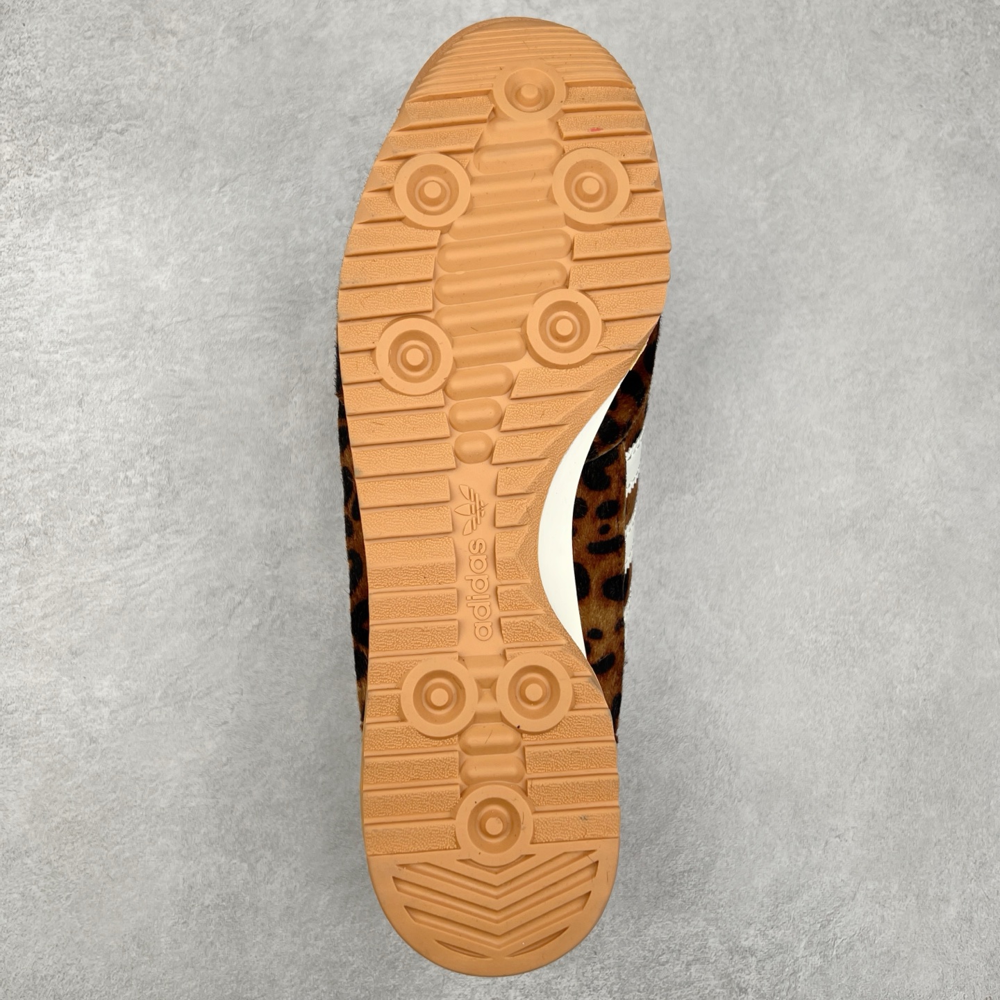 图片[9]-＃纯原 AD Wmns SL72 OG 系列德训足球风百搭低帮休闲运动板鞋 JI0189 采用高弹EVA+MODEL+RB三层组合底 区别市面RB一体大底 三层组合鞋底重量与原鞋一致 Originals 将有「T 头鞋」造型的诞生于 1972 年的 SL72 鞋款复刻带回 各位买鞋又有新选择了 1972 年 SL72 问世后 引领了后来阿迪达斯的跑鞋发展方向 其中「SL」代表了 Super Light 彰显了产品轻便的特性 1972 年 SL72 问世后 引领了后来阿迪达斯的跑鞋发展方向 其中「SL」代表了 Super Light 彰显了产品轻便的特性 这次 Originals 延续其轻质经典的基因 带来男女两款 SL72 男生款带来 SL72 RS 鞋型 RS 意为 Reshaped（重塑）鞋款在保留了经典的外观基础上 在尼龙材质里增加了填充物 使鞋型更加挺立和饱满 鞋头则更加圆润 鞋底的 EVA 材质则增加了鞋款的高度 女生款则带来 SL72 OG W 鞋型 OG 顾名思义则是致敬经典款式 相较于 RS（Reshaped）鞋款 鞋身更加纤细 其整体鞋身轮廓、线条、细节、材质上尊崇 70 年代 SL72 的设计 还原经典味道 尺码：36 36⅔ 37⅓ 38 38⅔ 39⅓ 40 40⅔ 41⅓ 42 42⅔ 43⅓ 44 44⅔ 45-选品中心