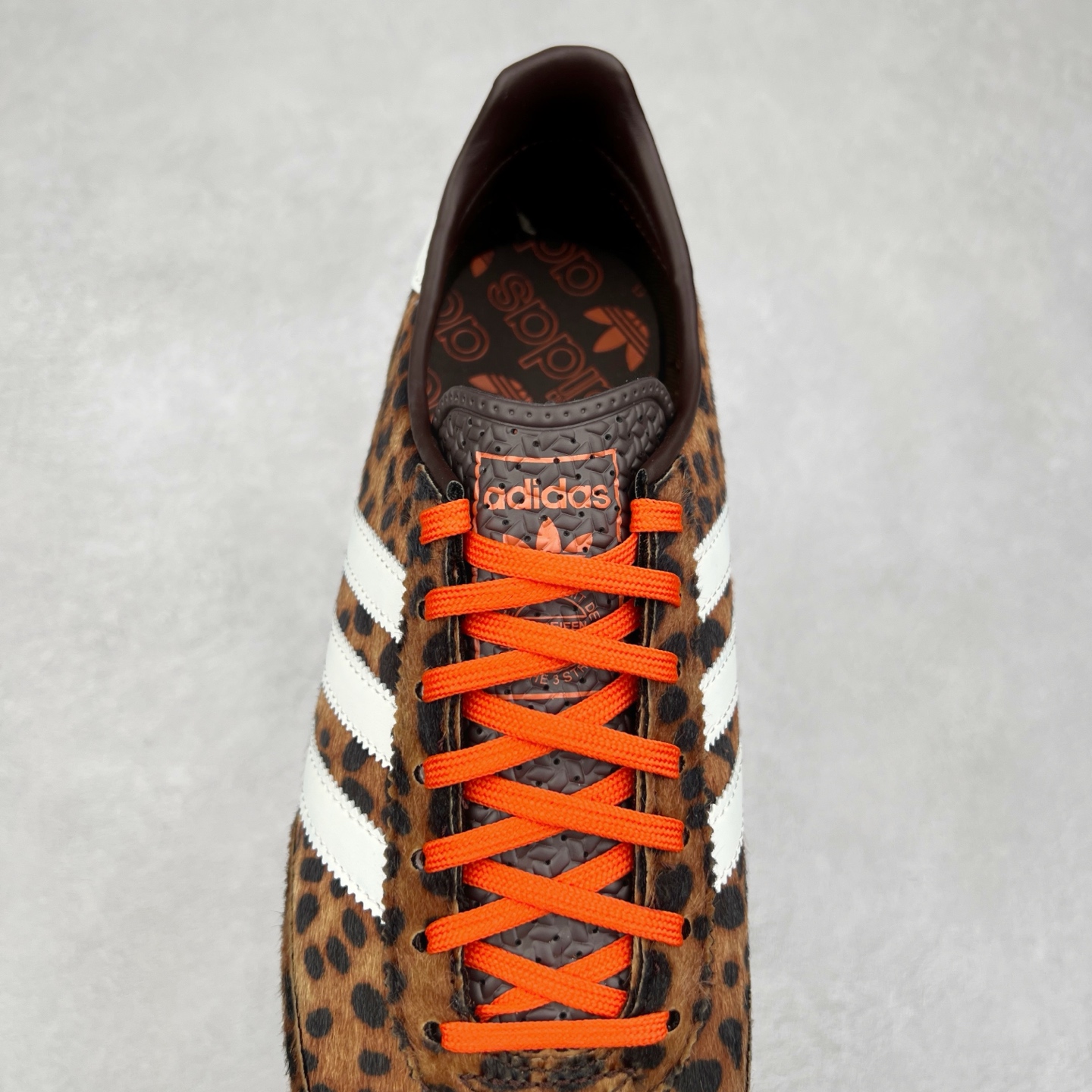 图片[5]-＃纯原 AD Wmns SL72 OG 系列德训足球风百搭低帮休闲运动板鞋 JI0189 采用高弹EVA+MODEL+RB三层组合底 区别市面RB一体大底 三层组合鞋底重量与原鞋一致 Originals 将有「T 头鞋」造型的诞生于 1972 年的 SL72 鞋款复刻带回 各位买鞋又有新选择了 1972 年 SL72 问世后 引领了后来阿迪达斯的跑鞋发展方向 其中「SL」代表了 Super Light 彰显了产品轻便的特性 1972 年 SL72 问世后 引领了后来阿迪达斯的跑鞋发展方向 其中「SL」代表了 Super Light 彰显了产品轻便的特性 这次 Originals 延续其轻质经典的基因 带来男女两款 SL72 男生款带来 SL72 RS 鞋型 RS 意为 Reshaped（重塑）鞋款在保留了经典的外观基础上 在尼龙材质里增加了填充物 使鞋型更加挺立和饱满 鞋头则更加圆润 鞋底的 EVA 材质则增加了鞋款的高度 女生款则带来 SL72 OG W 鞋型 OG 顾名思义则是致敬经典款式 相较于 RS（Reshaped）鞋款 鞋身更加纤细 其整体鞋身轮廓、线条、细节、材质上尊崇 70 年代 SL72 的设计 还原经典味道 尺码：36 36⅔ 37⅓ 38 38⅔ 39⅓ 40 40⅔ 41⅓ 42 42⅔ 43⅓ 44 44⅔ 45-选品中心