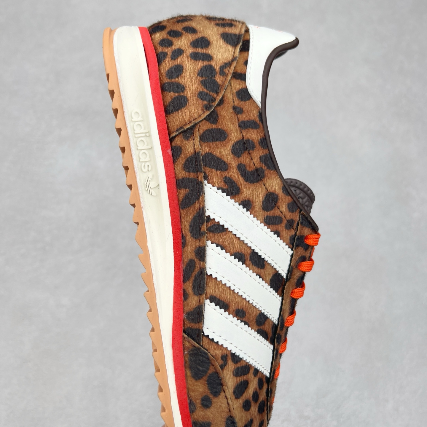 图片[6]-＃纯原 AD Wmns SL72 OG 系列德训足球风百搭低帮休闲运动板鞋 JI0189 采用高弹EVA+MODEL+RB三层组合底 区别市面RB一体大底 三层组合鞋底重量与原鞋一致 Originals 将有「T 头鞋」造型的诞生于 1972 年的 SL72 鞋款复刻带回 各位买鞋又有新选择了 1972 年 SL72 问世后 引领了后来阿迪达斯的跑鞋发展方向 其中「SL」代表了 Super Light 彰显了产品轻便的特性 1972 年 SL72 问世后 引领了后来阿迪达斯的跑鞋发展方向 其中「SL」代表了 Super Light 彰显了产品轻便的特性 这次 Originals 延续其轻质经典的基因 带来男女两款 SL72 男生款带来 SL72 RS 鞋型 RS 意为 Reshaped（重塑）鞋款在保留了经典的外观基础上 在尼龙材质里增加了填充物 使鞋型更加挺立和饱满 鞋头则更加圆润 鞋底的 EVA 材质则增加了鞋款的高度 女生款则带来 SL72 OG W 鞋型 OG 顾名思义则是致敬经典款式 相较于 RS（Reshaped）鞋款 鞋身更加纤细 其整体鞋身轮廓、线条、细节、材质上尊崇 70 年代 SL72 的设计 还原经典味道 尺码：36 36⅔ 37⅓ 38 38⅔ 39⅓ 40 40⅔ 41⅓ 42 42⅔ 43⅓ 44 44⅔ 45-选品中心