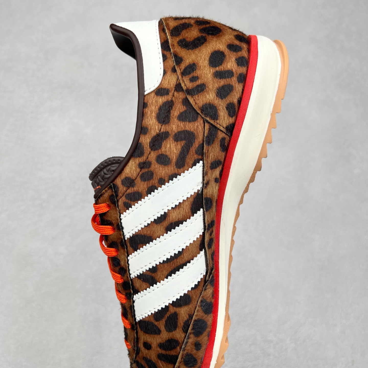 图片[7]-＃纯原 AD Wmns SL72 OG 系列德训足球风百搭低帮休闲运动板鞋 JI0189 采用高弹EVA+MODEL+RB三层组合底 区别市面RB一体大底 三层组合鞋底重量与原鞋一致 Originals 将有「T 头鞋」造型的诞生于 1972 年的 SL72 鞋款复刻带回 各位买鞋又有新选择了 1972 年 SL72 问世后 引领了后来阿迪达斯的跑鞋发展方向 其中「SL」代表了 Super Light 彰显了产品轻便的特性 1972 年 SL72 问世后 引领了后来阿迪达斯的跑鞋发展方向 其中「SL」代表了 Super Light 彰显了产品轻便的特性 这次 Originals 延续其轻质经典的基因 带来男女两款 SL72 男生款带来 SL72 RS 鞋型 RS 意为 Reshaped（重塑）鞋款在保留了经典的外观基础上 在尼龙材质里增加了填充物 使鞋型更加挺立和饱满 鞋头则更加圆润 鞋底的 EVA 材质则增加了鞋款的高度 女生款则带来 SL72 OG W 鞋型 OG 顾名思义则是致敬经典款式 相较于 RS（Reshaped）鞋款 鞋身更加纤细 其整体鞋身轮廓、线条、细节、材质上尊崇 70 年代 SL72 的设计 还原经典味道 尺码：36 36⅔ 37⅓ 38 38⅔ 39⅓ 40 40⅔ 41⅓ 42 42⅔ 43⅓ 44 44⅔ 45-选品中心