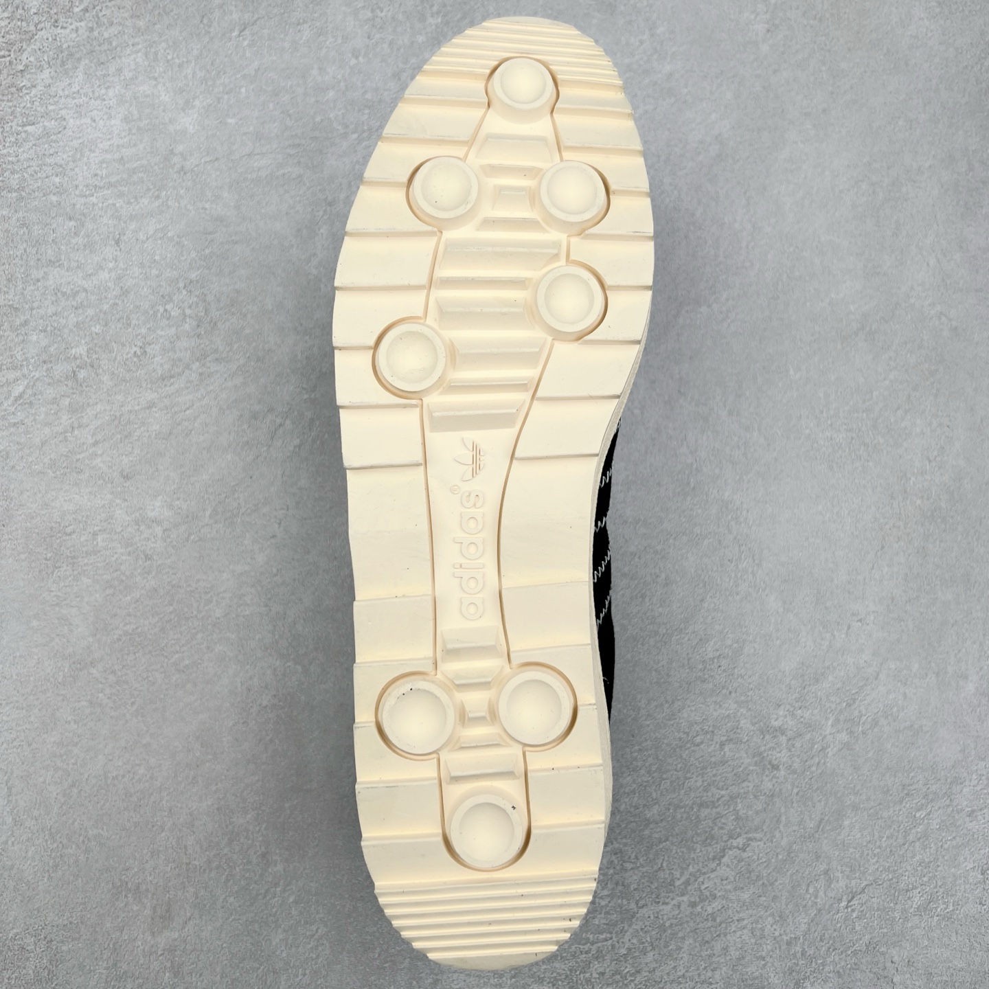 图片[9]-NBHD/NEIGHBORHOOD x CLOT x Adidas Originals Superstar PNS 贝壳头联名 锯齿底系列低帮百搭休闲运动板鞋 IE8879 AD Originals与陈冠希正式宣布成为全球合作伙伴，共同打造 Originals by Edison Chen系列。这一重要联合将开启重新定义创新精神和塑造文化传承的新时代。全球生活方式品牌CLOT迎来了成立20周年，陈冠希作为创始人兼创意总监，年轻时从温哥华移居香港，这段经历让他感受到了东西方文化的碰撞，拥有丰富的视角使他对东西方多元化有了更加深入的认识，并为创立CLOT打下了坚实的基础。对于此次合作，陈冠希凭借着他的思维视野和创意能力，结合adidas丰富的档案和历史，推出了一系列独家合作款式。CLOT 2024年春夏系列时装秀以“承前启后”为主题展开，寓意着品牌致力于培养新秀，延续以国际视野呈现中华文化，并将其创作带到全球的承诺。为进一步加强创意理念，CLOT创始人兼创意总监陈冠希特别邀请了著名时装设计师Humberto Leon，共同设计了本季度系列。该系列围绕三种截然不同的风格进行探索，包括正式、富有生活感和街头风格的服饰，呈现出既可以分别探索又能将三者融合的系列。其中还包括了adidas与陈冠希携手NEIGHBORHOOD共同推出的NEIGHBORHOOD CLOT SUPERSTAR BY EDISON CHEN三方联名鞋款，经过重新设计的标志性SUPERSTAR运动鞋以齿状鞋底和仿旧处理的半贝壳头结合形成独特的轮廓，鞋面网布下有反光装饰的三条纹细节，后跟部分同样点缀着带有反光装饰效果的“凝结集团”标志。adidas Originals by Edison Chen系列旨在体现品牌与陈冠希对创新精神的共同愿景。尺码：36 36⅔ 37⅓ 38 38⅔ 39⅓ 40 40⅔ 41⅓ 42 42⅔ 43⅓ 44 44⅔ 45-选品中心