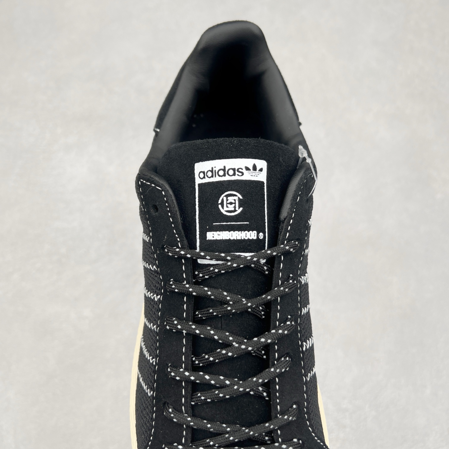 图片[5]-NBHD/NEIGHBORHOOD x CLOT x Adidas Originals Superstar PNS 贝壳头联名 锯齿底系列低帮百搭休闲运动板鞋 IE8879 AD Originals与陈冠希正式宣布成为全球合作伙伴，共同打造 Originals by Edison Chen系列。这一重要联合将开启重新定义创新精神和塑造文化传承的新时代。全球生活方式品牌CLOT迎来了成立20周年，陈冠希作为创始人兼创意总监，年轻时从温哥华移居香港，这段经历让他感受到了东西方文化的碰撞，拥有丰富的视角使他对东西方多元化有了更加深入的认识，并为创立CLOT打下了坚实的基础。对于此次合作，陈冠希凭借着他的思维视野和创意能力，结合adidas丰富的档案和历史，推出了一系列独家合作款式。CLOT 2024年春夏系列时装秀以“承前启后”为主题展开，寓意着品牌致力于培养新秀，延续以国际视野呈现中华文化，并将其创作带到全球的承诺。为进一步加强创意理念，CLOT创始人兼创意总监陈冠希特别邀请了著名时装设计师Humberto Leon，共同设计了本季度系列。该系列围绕三种截然不同的风格进行探索，包括正式、富有生活感和街头风格的服饰，呈现出既可以分别探索又能将三者融合的系列。其中还包括了adidas与陈冠希携手NEIGHBORHOOD共同推出的NEIGHBORHOOD CLOT SUPERSTAR BY EDISON CHEN三方联名鞋款，经过重新设计的标志性SUPERSTAR运动鞋以齿状鞋底和仿旧处理的半贝壳头结合形成独特的轮廓，鞋面网布下有反光装饰的三条纹细节，后跟部分同样点缀着带有反光装饰效果的“凝结集团”标志。adidas Originals by Edison Chen系列旨在体现品牌与陈冠希对创新精神的共同愿景。尺码：36 36⅔ 37⅓ 38 38⅔ 39⅓ 40 40⅔ 41⅓ 42 42⅔ 43⅓ 44 44⅔ 45-选品中心