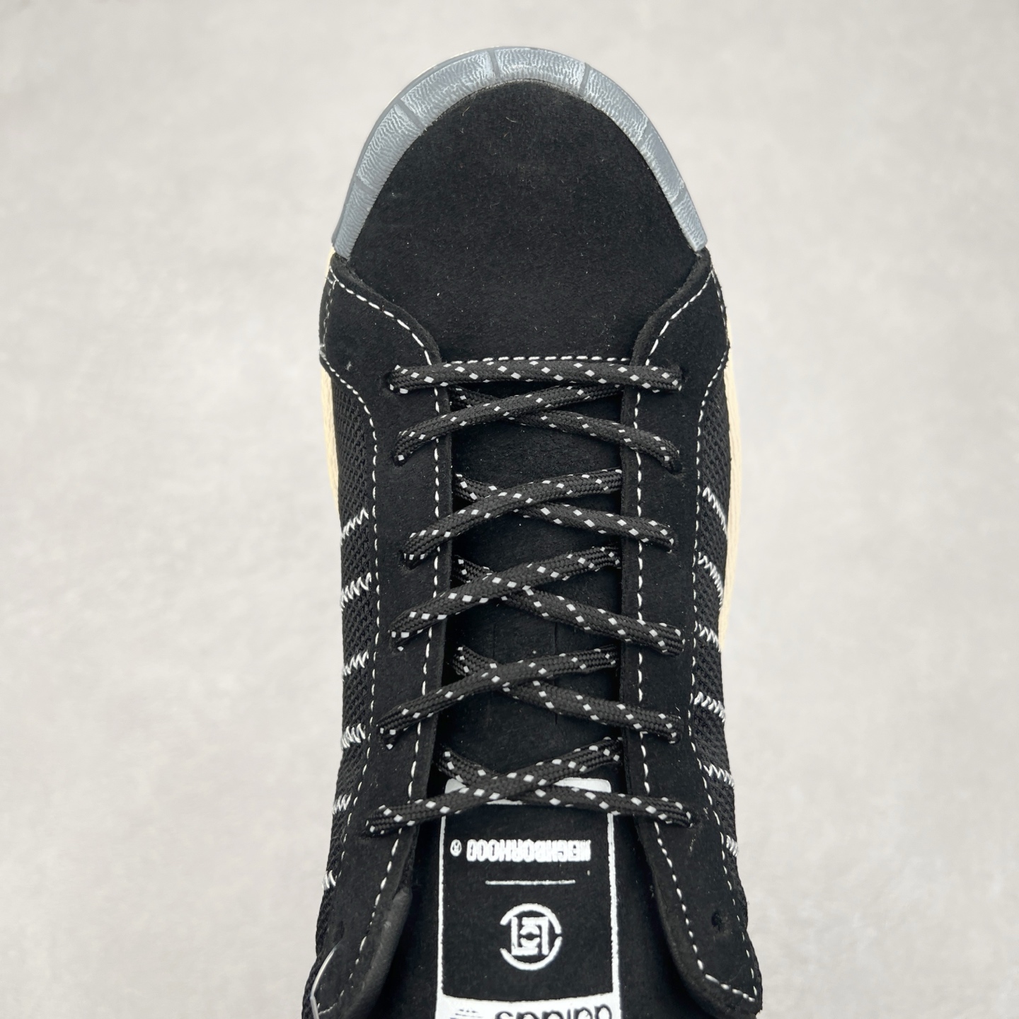 图片[4]-NBHD/NEIGHBORHOOD x CLOT x Adidas Originals Superstar PNS 贝壳头联名 锯齿底系列低帮百搭休闲运动板鞋 IE8879 AD Originals与陈冠希正式宣布成为全球合作伙伴，共同打造 Originals by Edison Chen系列。这一重要联合将开启重新定义创新精神和塑造文化传承的新时代。全球生活方式品牌CLOT迎来了成立20周年，陈冠希作为创始人兼创意总监，年轻时从温哥华移居香港，这段经历让他感受到了东西方文化的碰撞，拥有丰富的视角使他对东西方多元化有了更加深入的认识，并为创立CLOT打下了坚实的基础。对于此次合作，陈冠希凭借着他的思维视野和创意能力，结合adidas丰富的档案和历史，推出了一系列独家合作款式。CLOT 2024年春夏系列时装秀以“承前启后”为主题展开，寓意着品牌致力于培养新秀，延续以国际视野呈现中华文化，并将其创作带到全球的承诺。为进一步加强创意理念，CLOT创始人兼创意总监陈冠希特别邀请了著名时装设计师Humberto Leon，共同设计了本季度系列。该系列围绕三种截然不同的风格进行探索，包括正式、富有生活感和街头风格的服饰，呈现出既可以分别探索又能将三者融合的系列。其中还包括了adidas与陈冠希携手NEIGHBORHOOD共同推出的NEIGHBORHOOD CLOT SUPERSTAR BY EDISON CHEN三方联名鞋款，经过重新设计的标志性SUPERSTAR运动鞋以齿状鞋底和仿旧处理的半贝壳头结合形成独特的轮廓，鞋面网布下有反光装饰的三条纹细节，后跟部分同样点缀着带有反光装饰效果的“凝结集团”标志。adidas Originals by Edison Chen系列旨在体现品牌与陈冠希对创新精神的共同愿景。尺码：36 36⅔ 37⅓ 38 38⅔ 39⅓ 40 40⅔ 41⅓ 42 42⅔ 43⅓ 44 44⅔ 45-选品中心