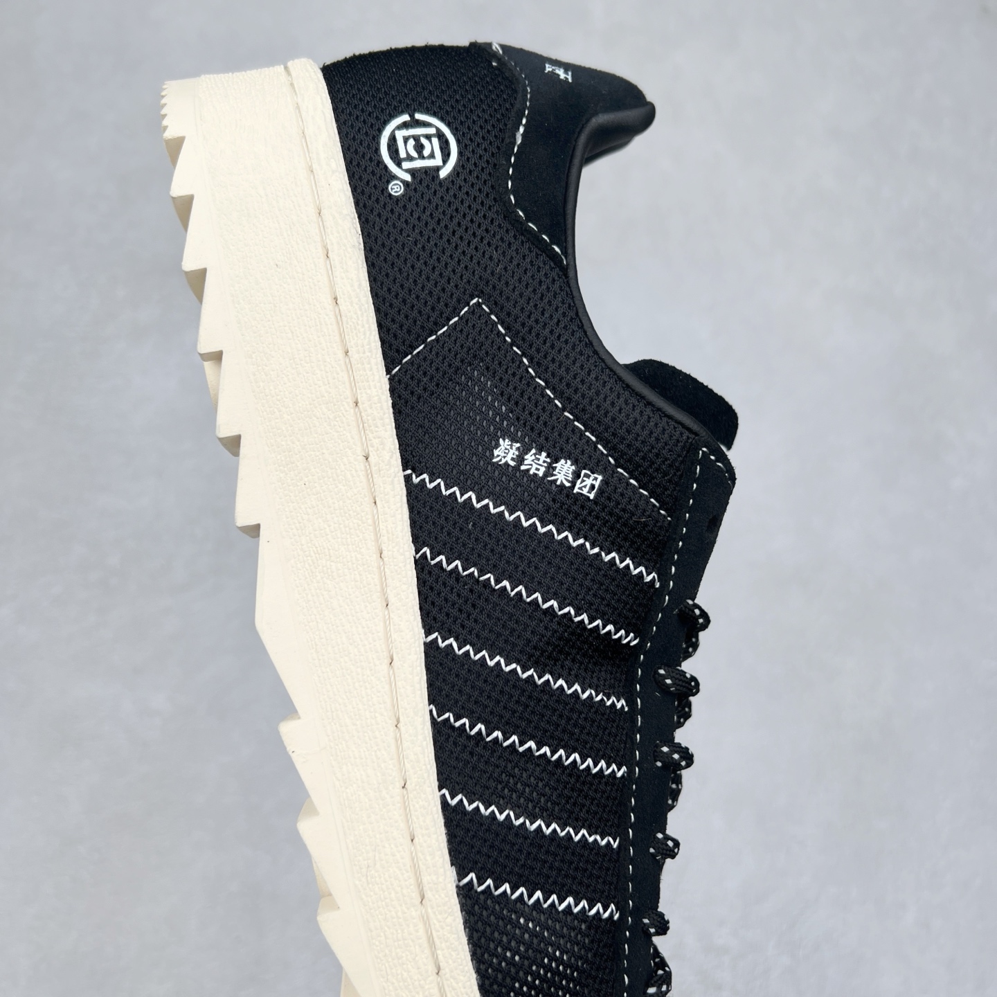 图片[6]-NBHD/NEIGHBORHOOD x CLOT x Adidas Originals Superstar PNS 贝壳头联名 锯齿底系列低帮百搭休闲运动板鞋 IE8879 AD Originals与陈冠希正式宣布成为全球合作伙伴，共同打造 Originals by Edison Chen系列。这一重要联合将开启重新定义创新精神和塑造文化传承的新时代。全球生活方式品牌CLOT迎来了成立20周年，陈冠希作为创始人兼创意总监，年轻时从温哥华移居香港，这段经历让他感受到了东西方文化的碰撞，拥有丰富的视角使他对东西方多元化有了更加深入的认识，并为创立CLOT打下了坚实的基础。对于此次合作，陈冠希凭借着他的思维视野和创意能力，结合adidas丰富的档案和历史，推出了一系列独家合作款式。CLOT 2024年春夏系列时装秀以“承前启后”为主题展开，寓意着品牌致力于培养新秀，延续以国际视野呈现中华文化，并将其创作带到全球的承诺。为进一步加强创意理念，CLOT创始人兼创意总监陈冠希特别邀请了著名时装设计师Humberto Leon，共同设计了本季度系列。该系列围绕三种截然不同的风格进行探索，包括正式、富有生活感和街头风格的服饰，呈现出既可以分别探索又能将三者融合的系列。其中还包括了adidas与陈冠希携手NEIGHBORHOOD共同推出的NEIGHBORHOOD CLOT SUPERSTAR BY EDISON CHEN三方联名鞋款，经过重新设计的标志性SUPERSTAR运动鞋以齿状鞋底和仿旧处理的半贝壳头结合形成独特的轮廓，鞋面网布下有反光装饰的三条纹细节，后跟部分同样点缀着带有反光装饰效果的“凝结集团”标志。adidas Originals by Edison Chen系列旨在体现品牌与陈冠希对创新精神的共同愿景。尺码：36 36⅔ 37⅓ 38 38⅔ 39⅓ 40 40⅔ 41⅓ 42 42⅔ 43⅓ 44 44⅔ 45-选品中心