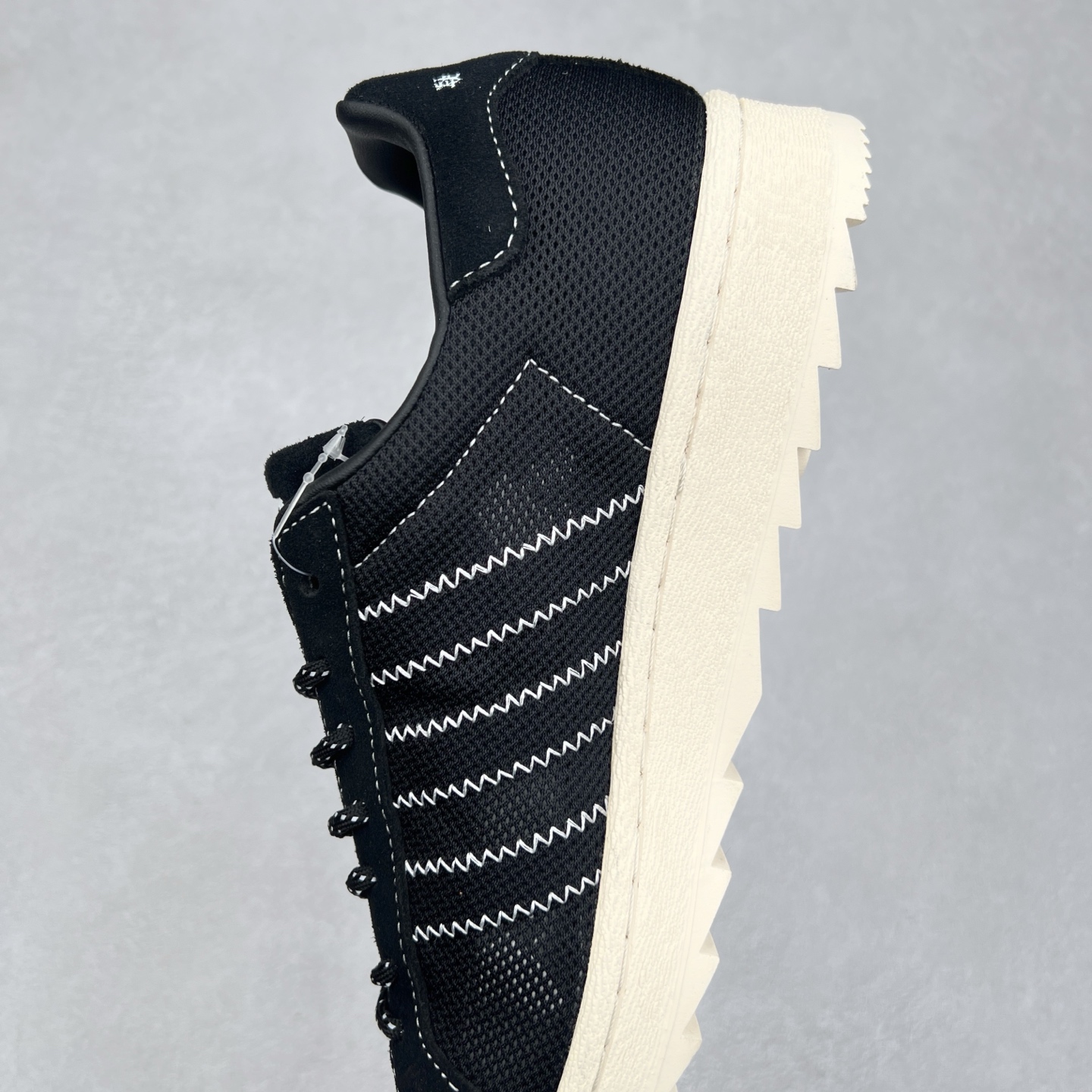 图片[7]-NBHD/NEIGHBORHOOD x CLOT x Adidas Originals Superstar PNS 贝壳头联名 锯齿底系列低帮百搭休闲运动板鞋 IE8879 AD Originals与陈冠希正式宣布成为全球合作伙伴，共同打造 Originals by Edison Chen系列。这一重要联合将开启重新定义创新精神和塑造文化传承的新时代。全球生活方式品牌CLOT迎来了成立20周年，陈冠希作为创始人兼创意总监，年轻时从温哥华移居香港，这段经历让他感受到了东西方文化的碰撞，拥有丰富的视角使他对东西方多元化有了更加深入的认识，并为创立CLOT打下了坚实的基础。对于此次合作，陈冠希凭借着他的思维视野和创意能力，结合adidas丰富的档案和历史，推出了一系列独家合作款式。CLOT 2024年春夏系列时装秀以“承前启后”为主题展开，寓意着品牌致力于培养新秀，延续以国际视野呈现中华文化，并将其创作带到全球的承诺。为进一步加强创意理念，CLOT创始人兼创意总监陈冠希特别邀请了著名时装设计师Humberto Leon，共同设计了本季度系列。该系列围绕三种截然不同的风格进行探索，包括正式、富有生活感和街头风格的服饰，呈现出既可以分别探索又能将三者融合的系列。其中还包括了adidas与陈冠希携手NEIGHBORHOOD共同推出的NEIGHBORHOOD CLOT SUPERSTAR BY EDISON CHEN三方联名鞋款，经过重新设计的标志性SUPERSTAR运动鞋以齿状鞋底和仿旧处理的半贝壳头结合形成独特的轮廓，鞋面网布下有反光装饰的三条纹细节，后跟部分同样点缀着带有反光装饰效果的“凝结集团”标志。adidas Originals by Edison Chen系列旨在体现品牌与陈冠希对创新精神的共同愿景。尺码：36 36⅔ 37⅓ 38 38⅔ 39⅓ 40 40⅔ 41⅓ 42 42⅔ 43⅓ 44 44⅔ 45-选品中心