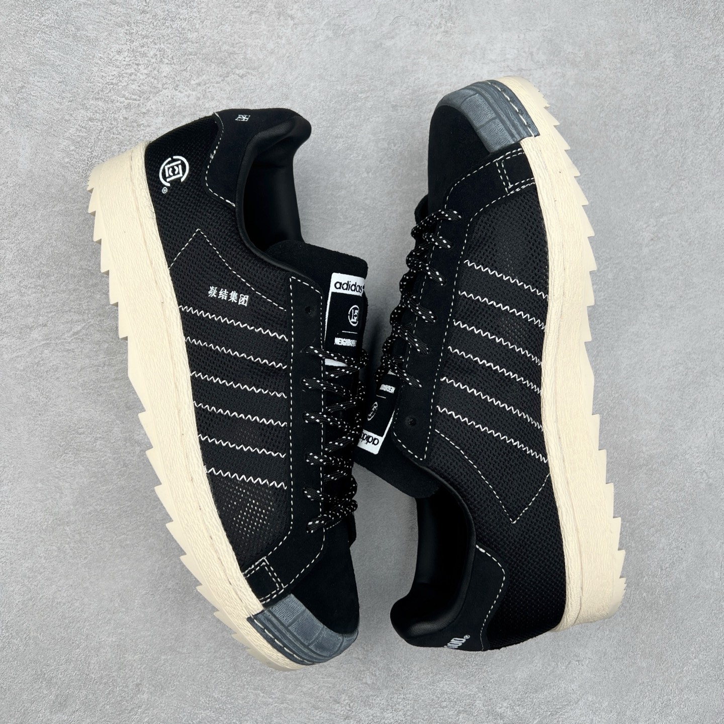 图片[3]-NBHD/NEIGHBORHOOD x CLOT x Adidas Originals Superstar PNS 贝壳头联名 锯齿底系列低帮百搭休闲运动板鞋 IE8879 AD Originals与陈冠希正式宣布成为全球合作伙伴，共同打造 Originals by Edison Chen系列。这一重要联合将开启重新定义创新精神和塑造文化传承的新时代。全球生活方式品牌CLOT迎来了成立20周年，陈冠希作为创始人兼创意总监，年轻时从温哥华移居香港，这段经历让他感受到了东西方文化的碰撞，拥有丰富的视角使他对东西方多元化有了更加深入的认识，并为创立CLOT打下了坚实的基础。对于此次合作，陈冠希凭借着他的思维视野和创意能力，结合adidas丰富的档案和历史，推出了一系列独家合作款式。CLOT 2024年春夏系列时装秀以“承前启后”为主题展开，寓意着品牌致力于培养新秀，延续以国际视野呈现中华文化，并将其创作带到全球的承诺。为进一步加强创意理念，CLOT创始人兼创意总监陈冠希特别邀请了著名时装设计师Humberto Leon，共同设计了本季度系列。该系列围绕三种截然不同的风格进行探索，包括正式、富有生活感和街头风格的服饰，呈现出既可以分别探索又能将三者融合的系列。其中还包括了adidas与陈冠希携手NEIGHBORHOOD共同推出的NEIGHBORHOOD CLOT SUPERSTAR BY EDISON CHEN三方联名鞋款，经过重新设计的标志性SUPERSTAR运动鞋以齿状鞋底和仿旧处理的半贝壳头结合形成独特的轮廓，鞋面网布下有反光装饰的三条纹细节，后跟部分同样点缀着带有反光装饰效果的“凝结集团”标志。adidas Originals by Edison Chen系列旨在体现品牌与陈冠希对创新精神的共同愿景。尺码：36 36⅔ 37⅓ 38 38⅔ 39⅓ 40 40⅔ 41⅓ 42 42⅔ 43⅓ 44 44⅔ 45-选品中心