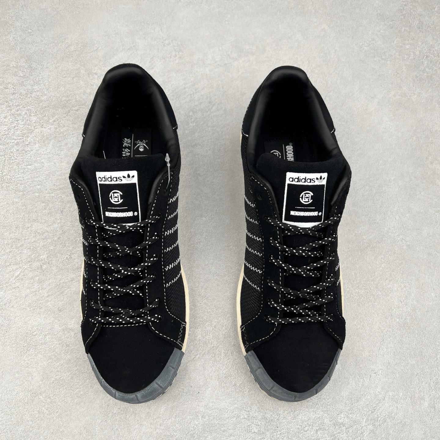 图片[2]-NBHD/NEIGHBORHOOD x CLOT x Adidas Originals Superstar PNS 贝壳头联名 锯齿底系列低帮百搭休闲运动板鞋 IE8879 AD Originals与陈冠希正式宣布成为全球合作伙伴，共同打造 Originals by Edison Chen系列。这一重要联合将开启重新定义创新精神和塑造文化传承的新时代。全球生活方式品牌CLOT迎来了成立20周年，陈冠希作为创始人兼创意总监，年轻时从温哥华移居香港，这段经历让他感受到了东西方文化的碰撞，拥有丰富的视角使他对东西方多元化有了更加深入的认识，并为创立CLOT打下了坚实的基础。对于此次合作，陈冠希凭借着他的思维视野和创意能力，结合adidas丰富的档案和历史，推出了一系列独家合作款式。CLOT 2024年春夏系列时装秀以“承前启后”为主题展开，寓意着品牌致力于培养新秀，延续以国际视野呈现中华文化，并将其创作带到全球的承诺。为进一步加强创意理念，CLOT创始人兼创意总监陈冠希特别邀请了著名时装设计师Humberto Leon，共同设计了本季度系列。该系列围绕三种截然不同的风格进行探索，包括正式、富有生活感和街头风格的服饰，呈现出既可以分别探索又能将三者融合的系列。其中还包括了adidas与陈冠希携手NEIGHBORHOOD共同推出的NEIGHBORHOOD CLOT SUPERSTAR BY EDISON CHEN三方联名鞋款，经过重新设计的标志性SUPERSTAR运动鞋以齿状鞋底和仿旧处理的半贝壳头结合形成独特的轮廓，鞋面网布下有反光装饰的三条纹细节，后跟部分同样点缀着带有反光装饰效果的“凝结集团”标志。adidas Originals by Edison Chen系列旨在体现品牌与陈冠希对创新精神的共同愿景。尺码：36 36⅔ 37⅓ 38 38⅔ 39⅓ 40 40⅔ 41⅓ 42 42⅔ 43⅓ 44 44⅔ 45-选品中心