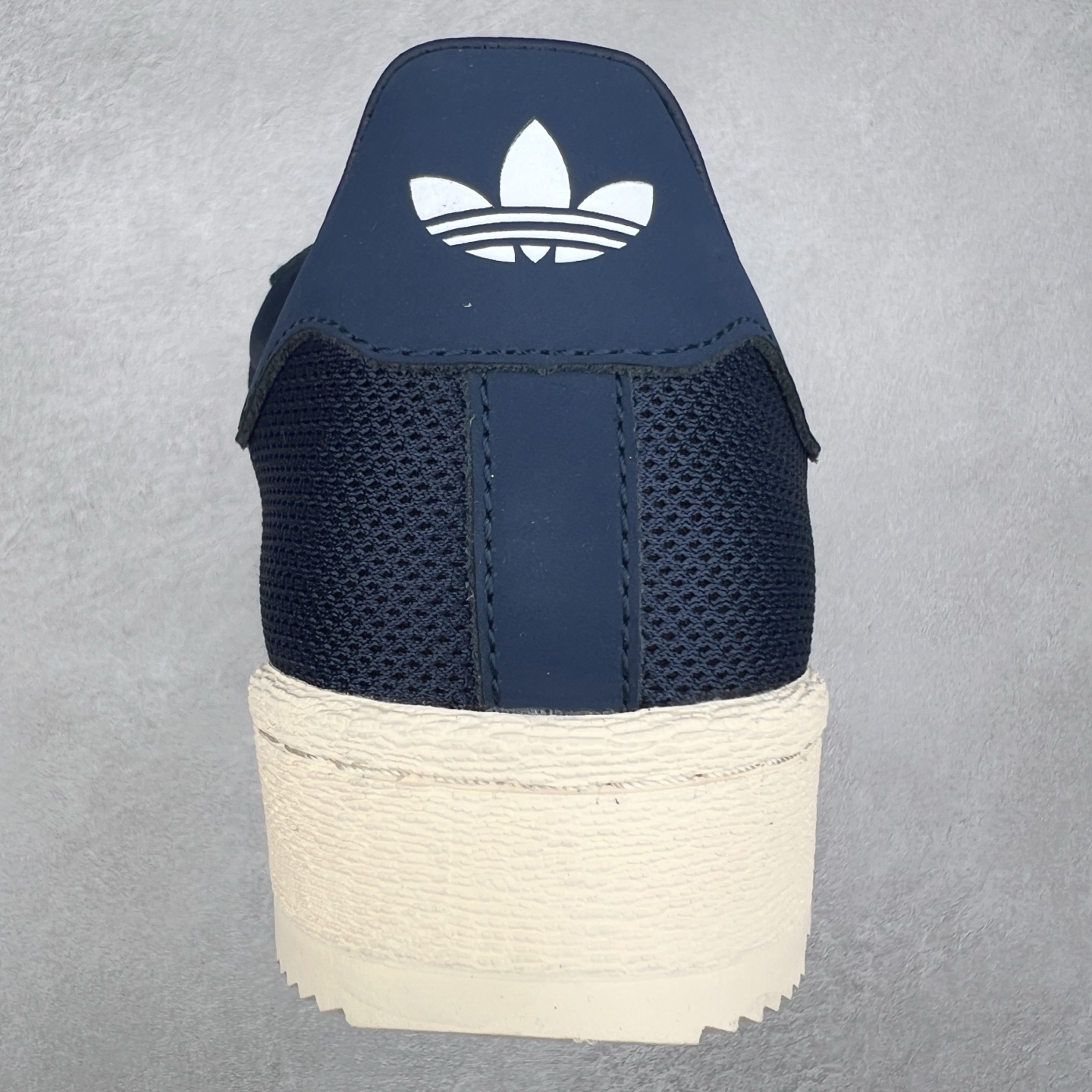 图片[8]-NBHD/NEIGHBORHOOD x CLOT x Adidas Originals Superstar PNS 贝壳头联名 锯齿底系列低帮百搭休闲运动板鞋 IH3644 AD Originals与陈冠希正式宣布成为全球合作伙伴，共同打造 Originals by Edison Chen系列。这一重要联合将开启重新定义创新精神和塑造文化传承的新时代。全球生活方式品牌CLOT迎来了成立20周年，陈冠希作为创始人兼创意总监，年轻时从温哥华移居香港，这段经历让他感受到了东西方文化的碰撞，拥有丰富的视角使他对东西方多元化有了更加深入的认识，并为创立CLOT打下了坚实的基础。对于此次合作，陈冠希凭借着他的思维视野和创意能力，结合adidas丰富的档案和历史，推出了一系列独家合作款式。CLOT 2024年春夏系列时装秀以“承前启后”为主题展开，寓意着品牌致力于培养新秀，延续以国际视野呈现中华文化，并将其创作带到全球的承诺。为进一步加强创意理念，CLOT创始人兼创意总监陈冠希特别邀请了著名时装设计师Humberto Leon，共同设计了本季度系列。该系列围绕三种截然不同的风格进行探索，包括正式、富有生活感和街头风格的服饰，呈现出既可以分别探索又能将三者融合的系列。其中还包括了adidas与陈冠希携手NEIGHBORHOOD共同推出的NEIGHBORHOOD CLOT SUPERSTAR BY EDISON CHEN三方联名鞋款，经过重新设计的标志性SUPERSTAR运动鞋以齿状鞋底和仿旧处理的半贝壳头结合形成独特的轮廓，鞋面网布下有反光装饰的三条纹细节，后跟部分同样点缀着带有反光装饰效果的“凝结集团”标志。adidas Originals by Edison Chen系列旨在体现品牌与陈冠希对创新精神的共同愿景。尺码：36 36⅔ 37⅓ 38 38⅔ 39⅓ 40 40⅔ 41⅓ 42 42⅔ 43⅓ 44 44⅔ 45-选品中心