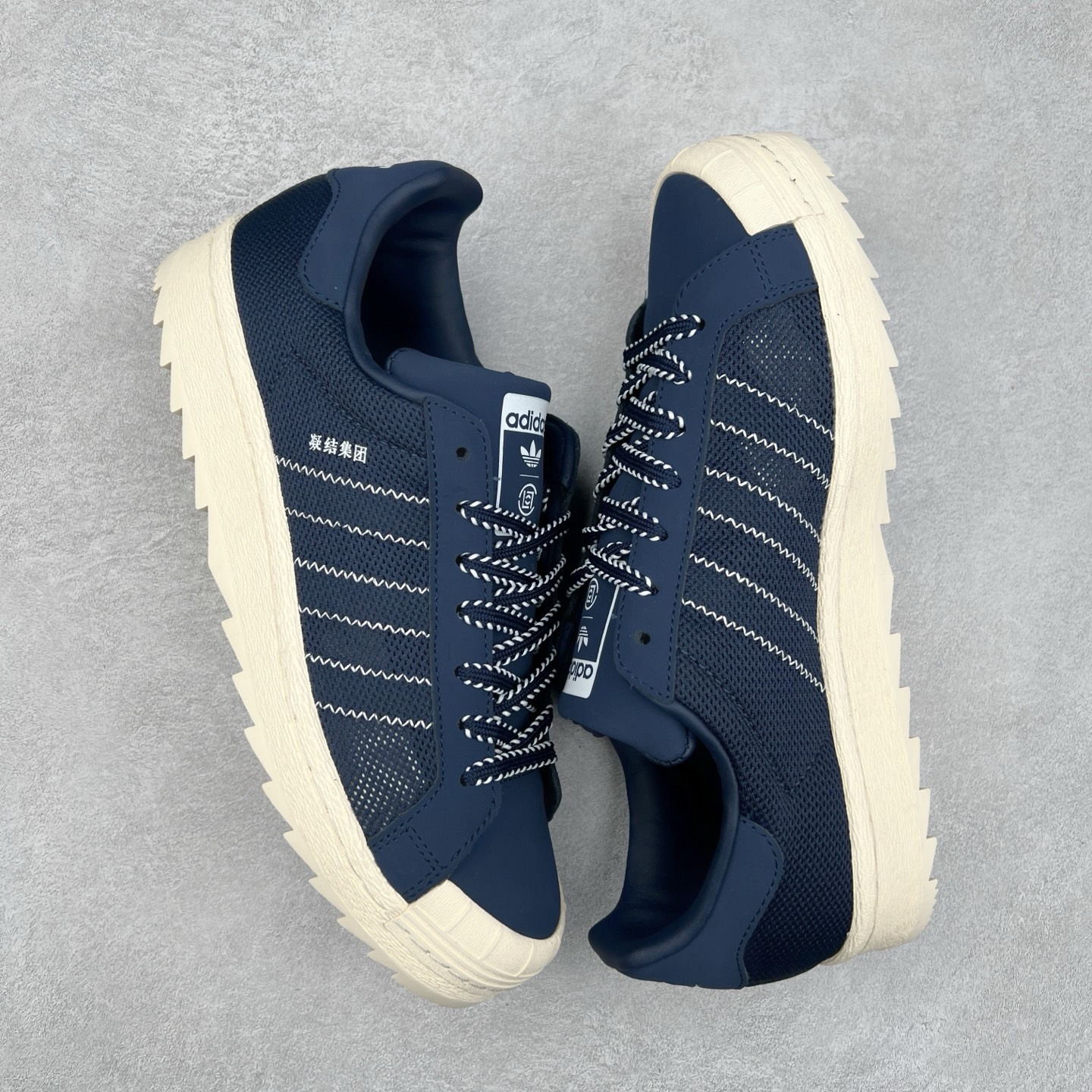 图片[3]-NBHD/NEIGHBORHOOD x CLOT x Adidas Originals Superstar PNS 贝壳头联名 锯齿底系列低帮百搭休闲运动板鞋 IH3644 AD Originals与陈冠希正式宣布成为全球合作伙伴，共同打造 Originals by Edison Chen系列。这一重要联合将开启重新定义创新精神和塑造文化传承的新时代。全球生活方式品牌CLOT迎来了成立20周年，陈冠希作为创始人兼创意总监，年轻时从温哥华移居香港，这段经历让他感受到了东西方文化的碰撞，拥有丰富的视角使他对东西方多元化有了更加深入的认识，并为创立CLOT打下了坚实的基础。对于此次合作，陈冠希凭借着他的思维视野和创意能力，结合adidas丰富的档案和历史，推出了一系列独家合作款式。CLOT 2024年春夏系列时装秀以“承前启后”为主题展开，寓意着品牌致力于培养新秀，延续以国际视野呈现中华文化，并将其创作带到全球的承诺。为进一步加强创意理念，CLOT创始人兼创意总监陈冠希特别邀请了著名时装设计师Humberto Leon，共同设计了本季度系列。该系列围绕三种截然不同的风格进行探索，包括正式、富有生活感和街头风格的服饰，呈现出既可以分别探索又能将三者融合的系列。其中还包括了adidas与陈冠希携手NEIGHBORHOOD共同推出的NEIGHBORHOOD CLOT SUPERSTAR BY EDISON CHEN三方联名鞋款，经过重新设计的标志性SUPERSTAR运动鞋以齿状鞋底和仿旧处理的半贝壳头结合形成独特的轮廓，鞋面网布下有反光装饰的三条纹细节，后跟部分同样点缀着带有反光装饰效果的“凝结集团”标志。adidas Originals by Edison Chen系列旨在体现品牌与陈冠希对创新精神的共同愿景。尺码：36 36⅔ 37⅓ 38 38⅔ 39⅓ 40 40⅔ 41⅓ 42 42⅔ 43⅓ 44 44⅔ 45-选品中心