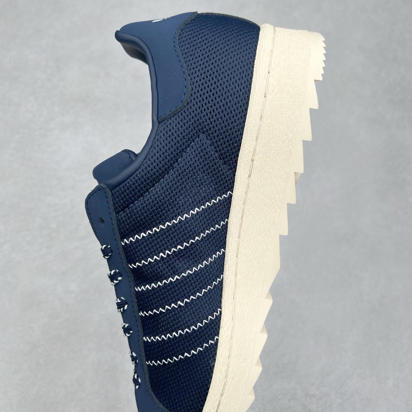 图片[7]-NBHD/NEIGHBORHOOD x CLOT x Adidas Originals Superstar PNS 贝壳头联名 锯齿底系列低帮百搭休闲运动板鞋 IH3644 AD Originals与陈冠希正式宣布成为全球合作伙伴，共同打造 Originals by Edison Chen系列。这一重要联合将开启重新定义创新精神和塑造文化传承的新时代。全球生活方式品牌CLOT迎来了成立20周年，陈冠希作为创始人兼创意总监，年轻时从温哥华移居香港，这段经历让他感受到了东西方文化的碰撞，拥有丰富的视角使他对东西方多元化有了更加深入的认识，并为创立CLOT打下了坚实的基础。对于此次合作，陈冠希凭借着他的思维视野和创意能力，结合adidas丰富的档案和历史，推出了一系列独家合作款式。CLOT 2024年春夏系列时装秀以“承前启后”为主题展开，寓意着品牌致力于培养新秀，延续以国际视野呈现中华文化，并将其创作带到全球的承诺。为进一步加强创意理念，CLOT创始人兼创意总监陈冠希特别邀请了著名时装设计师Humberto Leon，共同设计了本季度系列。该系列围绕三种截然不同的风格进行探索，包括正式、富有生活感和街头风格的服饰，呈现出既可以分别探索又能将三者融合的系列。其中还包括了adidas与陈冠希携手NEIGHBORHOOD共同推出的NEIGHBORHOOD CLOT SUPERSTAR BY EDISON CHEN三方联名鞋款，经过重新设计的标志性SUPERSTAR运动鞋以齿状鞋底和仿旧处理的半贝壳头结合形成独特的轮廓，鞋面网布下有反光装饰的三条纹细节，后跟部分同样点缀着带有反光装饰效果的“凝结集团”标志。adidas Originals by Edison Chen系列旨在体现品牌与陈冠希对创新精神的共同愿景。尺码：36 36⅔ 37⅓ 38 38⅔ 39⅓ 40 40⅔ 41⅓ 42 42⅔ 43⅓ 44 44⅔ 45-选品中心