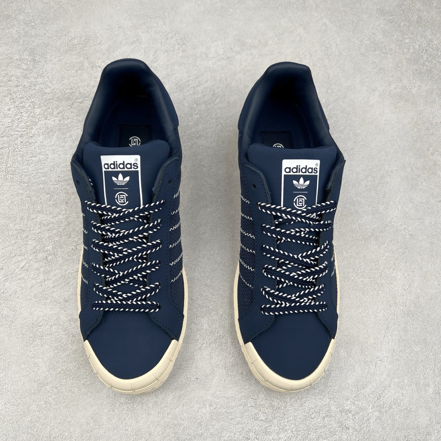 图片[2]-NBHD/NEIGHBORHOOD x CLOT x Adidas Originals Superstar PNS 贝壳头联名 锯齿底系列低帮百搭休闲运动板鞋 IH3644 AD Originals与陈冠希正式宣布成为全球合作伙伴，共同打造 Originals by Edison Chen系列。这一重要联合将开启重新定义创新精神和塑造文化传承的新时代。全球生活方式品牌CLOT迎来了成立20周年，陈冠希作为创始人兼创意总监，年轻时从温哥华移居香港，这段经历让他感受到了东西方文化的碰撞，拥有丰富的视角使他对东西方多元化有了更加深入的认识，并为创立CLOT打下了坚实的基础。对于此次合作，陈冠希凭借着他的思维视野和创意能力，结合adidas丰富的档案和历史，推出了一系列独家合作款式。CLOT 2024年春夏系列时装秀以“承前启后”为主题展开，寓意着品牌致力于培养新秀，延续以国际视野呈现中华文化，并将其创作带到全球的承诺。为进一步加强创意理念，CLOT创始人兼创意总监陈冠希特别邀请了著名时装设计师Humberto Leon，共同设计了本季度系列。该系列围绕三种截然不同的风格进行探索，包括正式、富有生活感和街头风格的服饰，呈现出既可以分别探索又能将三者融合的系列。其中还包括了adidas与陈冠希携手NEIGHBORHOOD共同推出的NEIGHBORHOOD CLOT SUPERSTAR BY EDISON CHEN三方联名鞋款，经过重新设计的标志性SUPERSTAR运动鞋以齿状鞋底和仿旧处理的半贝壳头结合形成独特的轮廓，鞋面网布下有反光装饰的三条纹细节，后跟部分同样点缀着带有反光装饰效果的“凝结集团”标志。adidas Originals by Edison Chen系列旨在体现品牌与陈冠希对创新精神的共同愿景。尺码：36 36⅔ 37⅓ 38 38⅔ 39⅓ 40 40⅔ 41⅓ 42 42⅔ 43⅓ 44 44⅔ 45-选品中心