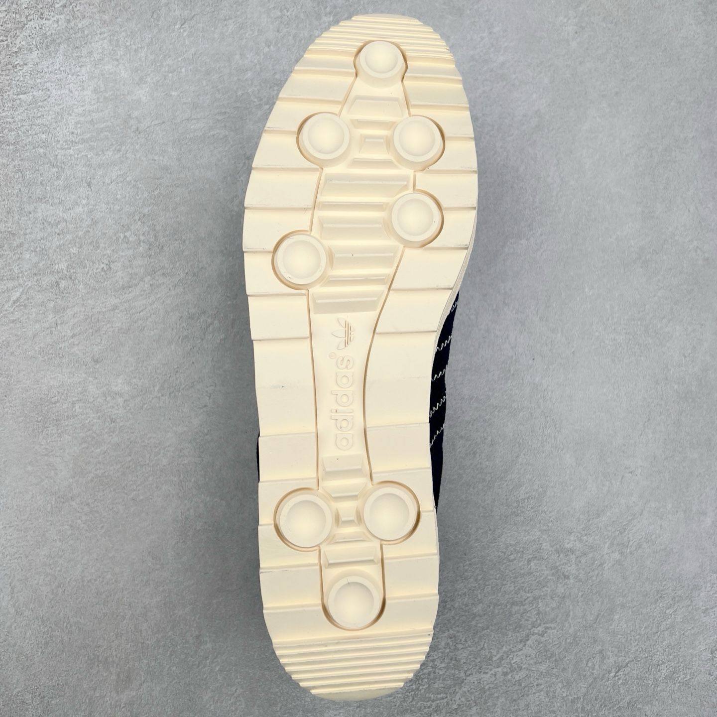 图片[9]-NBHD/NEIGHBORHOOD x CLOT x Adidas Originals Superstar PNS 贝壳头联名 锯齿底系列低帮百搭休闲运动板鞋 IH3644 AD Originals与陈冠希正式宣布成为全球合作伙伴，共同打造 Originals by Edison Chen系列。这一重要联合将开启重新定义创新精神和塑造文化传承的新时代。全球生活方式品牌CLOT迎来了成立20周年，陈冠希作为创始人兼创意总监，年轻时从温哥华移居香港，这段经历让他感受到了东西方文化的碰撞，拥有丰富的视角使他对东西方多元化有了更加深入的认识，并为创立CLOT打下了坚实的基础。对于此次合作，陈冠希凭借着他的思维视野和创意能力，结合adidas丰富的档案和历史，推出了一系列独家合作款式。CLOT 2024年春夏系列时装秀以“承前启后”为主题展开，寓意着品牌致力于培养新秀，延续以国际视野呈现中华文化，并将其创作带到全球的承诺。为进一步加强创意理念，CLOT创始人兼创意总监陈冠希特别邀请了著名时装设计师Humberto Leon，共同设计了本季度系列。该系列围绕三种截然不同的风格进行探索，包括正式、富有生活感和街头风格的服饰，呈现出既可以分别探索又能将三者融合的系列。其中还包括了adidas与陈冠希携手NEIGHBORHOOD共同推出的NEIGHBORHOOD CLOT SUPERSTAR BY EDISON CHEN三方联名鞋款，经过重新设计的标志性SUPERSTAR运动鞋以齿状鞋底和仿旧处理的半贝壳头结合形成独特的轮廓，鞋面网布下有反光装饰的三条纹细节，后跟部分同样点缀着带有反光装饰效果的“凝结集团”标志。adidas Originals by Edison Chen系列旨在体现品牌与陈冠希对创新精神的共同愿景。尺码：36 36⅔ 37⅓ 38 38⅔ 39⅓ 40 40⅔ 41⅓ 42 42⅔ 43⅓ 44 44⅔ 45-选品中心