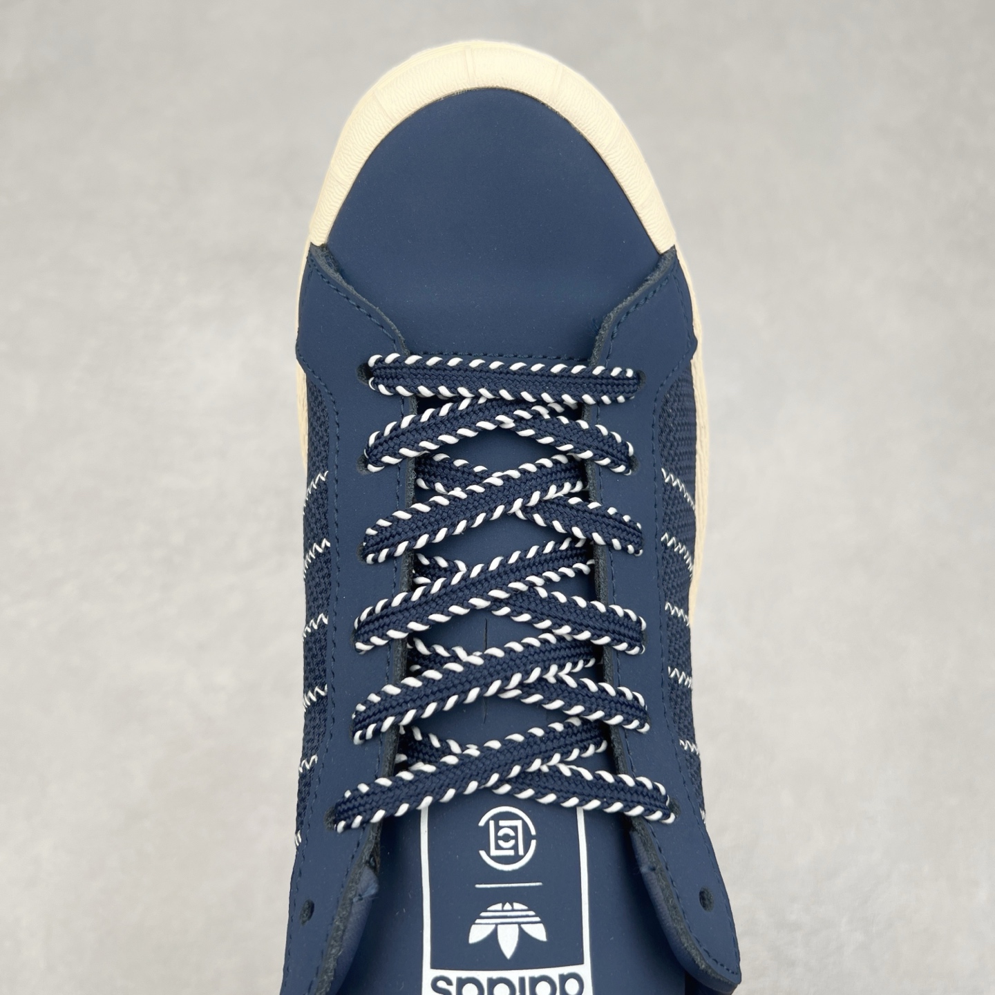 图片[4]-NBHD/NEIGHBORHOOD x CLOT x Adidas Originals Superstar PNS 贝壳头联名 锯齿底系列低帮百搭休闲运动板鞋 IH3644 AD Originals与陈冠希正式宣布成为全球合作伙伴，共同打造 Originals by Edison Chen系列。这一重要联合将开启重新定义创新精神和塑造文化传承的新时代。全球生活方式品牌CLOT迎来了成立20周年，陈冠希作为创始人兼创意总监，年轻时从温哥华移居香港，这段经历让他感受到了东西方文化的碰撞，拥有丰富的视角使他对东西方多元化有了更加深入的认识，并为创立CLOT打下了坚实的基础。对于此次合作，陈冠希凭借着他的思维视野和创意能力，结合adidas丰富的档案和历史，推出了一系列独家合作款式。CLOT 2024年春夏系列时装秀以“承前启后”为主题展开，寓意着品牌致力于培养新秀，延续以国际视野呈现中华文化，并将其创作带到全球的承诺。为进一步加强创意理念，CLOT创始人兼创意总监陈冠希特别邀请了著名时装设计师Humberto Leon，共同设计了本季度系列。该系列围绕三种截然不同的风格进行探索，包括正式、富有生活感和街头风格的服饰，呈现出既可以分别探索又能将三者融合的系列。其中还包括了adidas与陈冠希携手NEIGHBORHOOD共同推出的NEIGHBORHOOD CLOT SUPERSTAR BY EDISON CHEN三方联名鞋款，经过重新设计的标志性SUPERSTAR运动鞋以齿状鞋底和仿旧处理的半贝壳头结合形成独特的轮廓，鞋面网布下有反光装饰的三条纹细节，后跟部分同样点缀着带有反光装饰效果的“凝结集团”标志。adidas Originals by Edison Chen系列旨在体现品牌与陈冠希对创新精神的共同愿景。尺码：36 36⅔ 37⅓ 38 38⅔ 39⅓ 40 40⅔ 41⅓ 42 42⅔ 43⅓ 44 44⅔ 45-选品中心