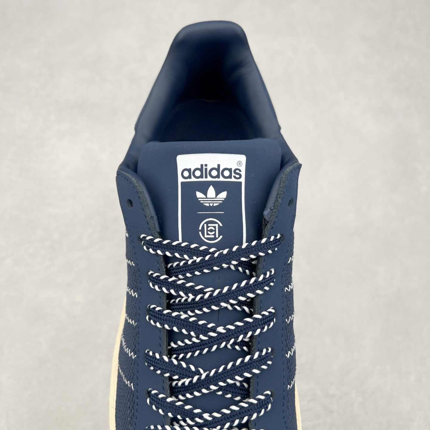 图片[5]-NBHD/NEIGHBORHOOD x CLOT x Adidas Originals Superstar PNS 贝壳头联名 锯齿底系列低帮百搭休闲运动板鞋 IH3644 AD Originals与陈冠希正式宣布成为全球合作伙伴，共同打造 Originals by Edison Chen系列。这一重要联合将开启重新定义创新精神和塑造文化传承的新时代。全球生活方式品牌CLOT迎来了成立20周年，陈冠希作为创始人兼创意总监，年轻时从温哥华移居香港，这段经历让他感受到了东西方文化的碰撞，拥有丰富的视角使他对东西方多元化有了更加深入的认识，并为创立CLOT打下了坚实的基础。对于此次合作，陈冠希凭借着他的思维视野和创意能力，结合adidas丰富的档案和历史，推出了一系列独家合作款式。CLOT 2024年春夏系列时装秀以“承前启后”为主题展开，寓意着品牌致力于培养新秀，延续以国际视野呈现中华文化，并将其创作带到全球的承诺。为进一步加强创意理念，CLOT创始人兼创意总监陈冠希特别邀请了著名时装设计师Humberto Leon，共同设计了本季度系列。该系列围绕三种截然不同的风格进行探索，包括正式、富有生活感和街头风格的服饰，呈现出既可以分别探索又能将三者融合的系列。其中还包括了adidas与陈冠希携手NEIGHBORHOOD共同推出的NEIGHBORHOOD CLOT SUPERSTAR BY EDISON CHEN三方联名鞋款，经过重新设计的标志性SUPERSTAR运动鞋以齿状鞋底和仿旧处理的半贝壳头结合形成独特的轮廓，鞋面网布下有反光装饰的三条纹细节，后跟部分同样点缀着带有反光装饰效果的“凝结集团”标志。adidas Originals by Edison Chen系列旨在体现品牌与陈冠希对创新精神的共同愿景。尺码：36 36⅔ 37⅓ 38 38⅔ 39⅓ 40 40⅔ 41⅓ 42 42⅔ 43⅓ 44 44⅔ 45-选品中心