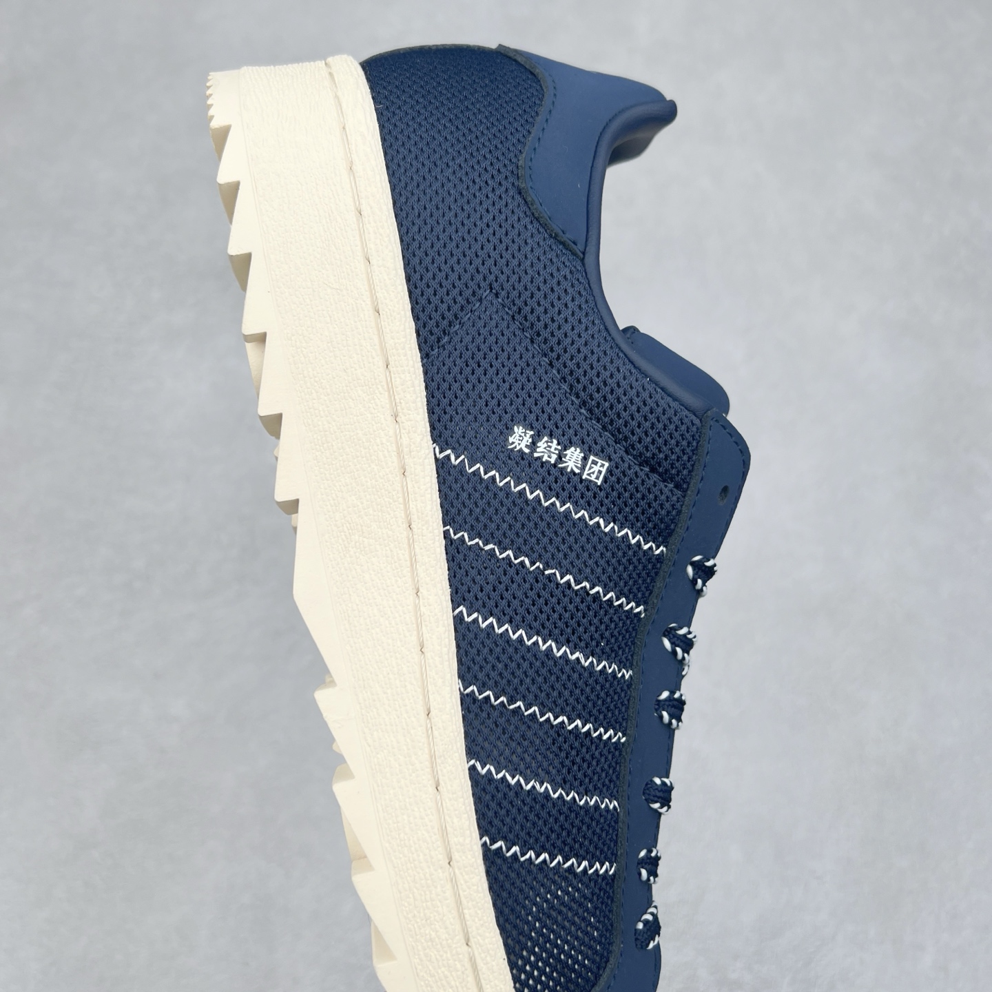 图片[6]-NBHD/NEIGHBORHOOD x CLOT x Adidas Originals Superstar PNS 贝壳头联名 锯齿底系列低帮百搭休闲运动板鞋 IH3644 AD Originals与陈冠希正式宣布成为全球合作伙伴，共同打造 Originals by Edison Chen系列。这一重要联合将开启重新定义创新精神和塑造文化传承的新时代。全球生活方式品牌CLOT迎来了成立20周年，陈冠希作为创始人兼创意总监，年轻时从温哥华移居香港，这段经历让他感受到了东西方文化的碰撞，拥有丰富的视角使他对东西方多元化有了更加深入的认识，并为创立CLOT打下了坚实的基础。对于此次合作，陈冠希凭借着他的思维视野和创意能力，结合adidas丰富的档案和历史，推出了一系列独家合作款式。CLOT 2024年春夏系列时装秀以“承前启后”为主题展开，寓意着品牌致力于培养新秀，延续以国际视野呈现中华文化，并将其创作带到全球的承诺。为进一步加强创意理念，CLOT创始人兼创意总监陈冠希特别邀请了著名时装设计师Humberto Leon，共同设计了本季度系列。该系列围绕三种截然不同的风格进行探索，包括正式、富有生活感和街头风格的服饰，呈现出既可以分别探索又能将三者融合的系列。其中还包括了adidas与陈冠希携手NEIGHBORHOOD共同推出的NEIGHBORHOOD CLOT SUPERSTAR BY EDISON CHEN三方联名鞋款，经过重新设计的标志性SUPERSTAR运动鞋以齿状鞋底和仿旧处理的半贝壳头结合形成独特的轮廓，鞋面网布下有反光装饰的三条纹细节，后跟部分同样点缀着带有反光装饰效果的“凝结集团”标志。adidas Originals by Edison Chen系列旨在体现品牌与陈冠希对创新精神的共同愿景。尺码：36 36⅔ 37⅓ 38 38⅔ 39⅓ 40 40⅔ 41⅓ 42 42⅔ 43⅓ 44 44⅔ 45-选品中心