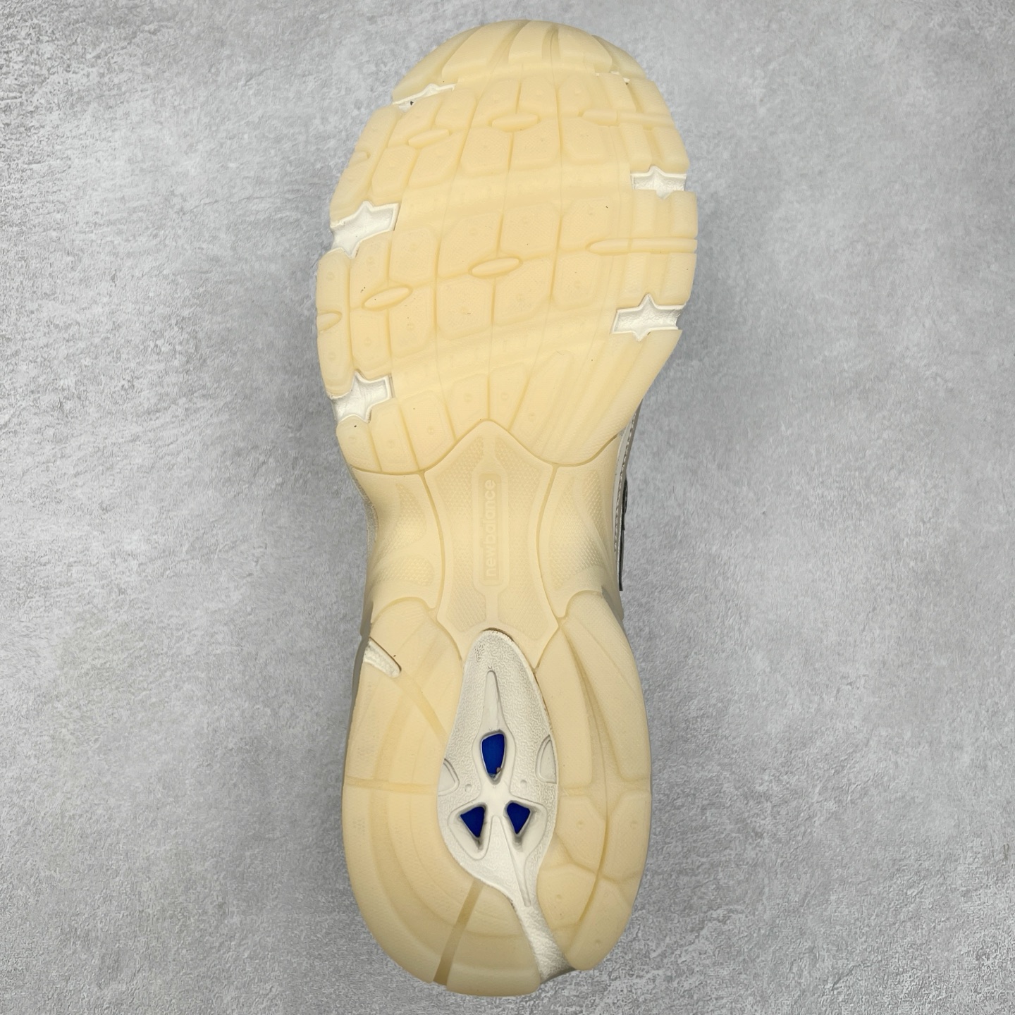 图片[9]-New Balance MR740 NB新百伦系列复古老爹风休闲运动慢跑鞋 采用轻质牛剖革拼接透气网眼衬垫织物鞋面材质 T-Beam大底提供足步弓支撑 保持步态稳定#后跟搭载外露缓震胶 鞋身整体以各种深浅不一的灰色覆盖 鞋头以淡蓝色调装饰，网眼衬垫通过不规律的色块实现做旧的美感 泛黄的鞋底更是进一步增添了复古气息 尺码：36 37 37.5 38 38.5 39.5 40 40.5 41.5 42 42.5 43 44 44.5 45-选品中心