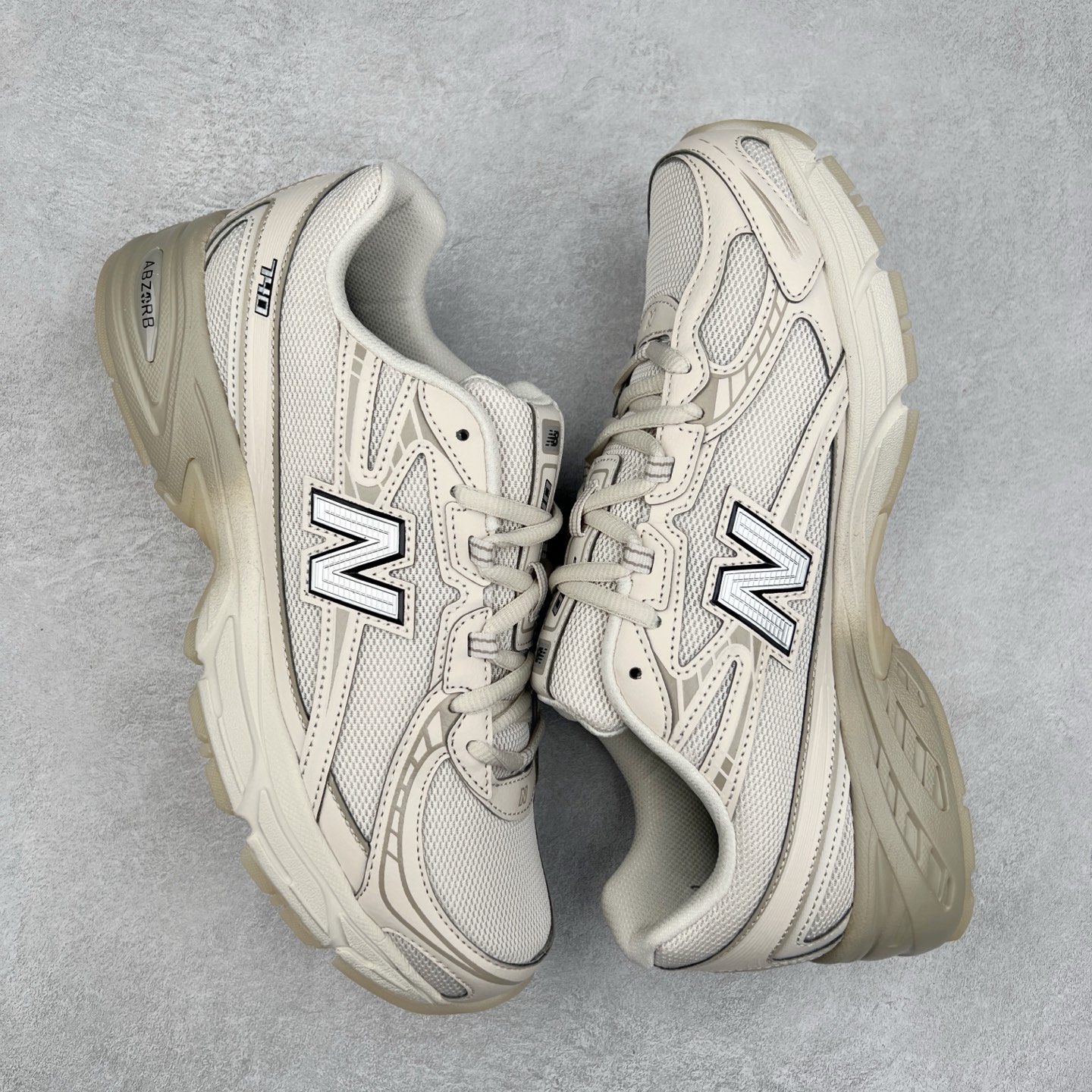 图片[3]-New Balance MR740 NB新百伦系列复古老爹风休闲运动慢跑鞋 采用轻质牛剖革拼接透气网眼衬垫织物鞋面材质 T-Beam大底提供足步弓支撑 保持步态稳定#后跟搭载外露缓震胶 鞋身整体以各种深浅不一的灰色覆盖 鞋头以淡蓝色调装饰，网眼衬垫通过不规律的色块实现做旧的美感 泛黄的鞋底更是进一步增添了复古气息 尺码：36 37 37.5 38 38.5 39.5 40 40.5 41.5 42 42.5 43 44 44.5 45-选品中心