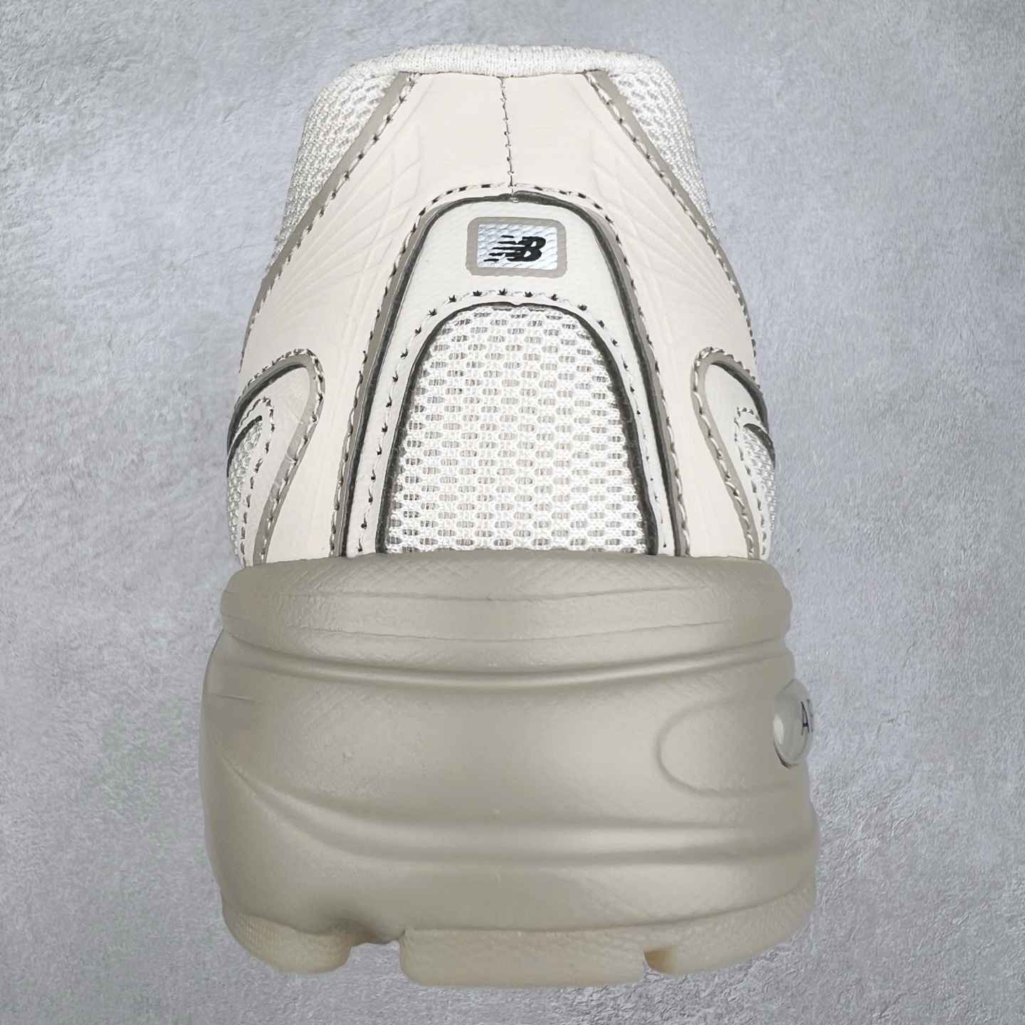 图片[8]-New Balance MR740 NB新百伦系列复古老爹风休闲运动慢跑鞋 采用轻质牛剖革拼接透气网眼衬垫织物鞋面材质 T-Beam大底提供足步弓支撑 保持步态稳定#后跟搭载外露缓震胶 鞋身整体以各种深浅不一的灰色覆盖 鞋头以淡蓝色调装饰，网眼衬垫通过不规律的色块实现做旧的美感 泛黄的鞋底更是进一步增添了复古气息 尺码：36 37 37.5 38 38.5 39.5 40 40.5 41.5 42 42.5 43 44 44.5 45-选品中心