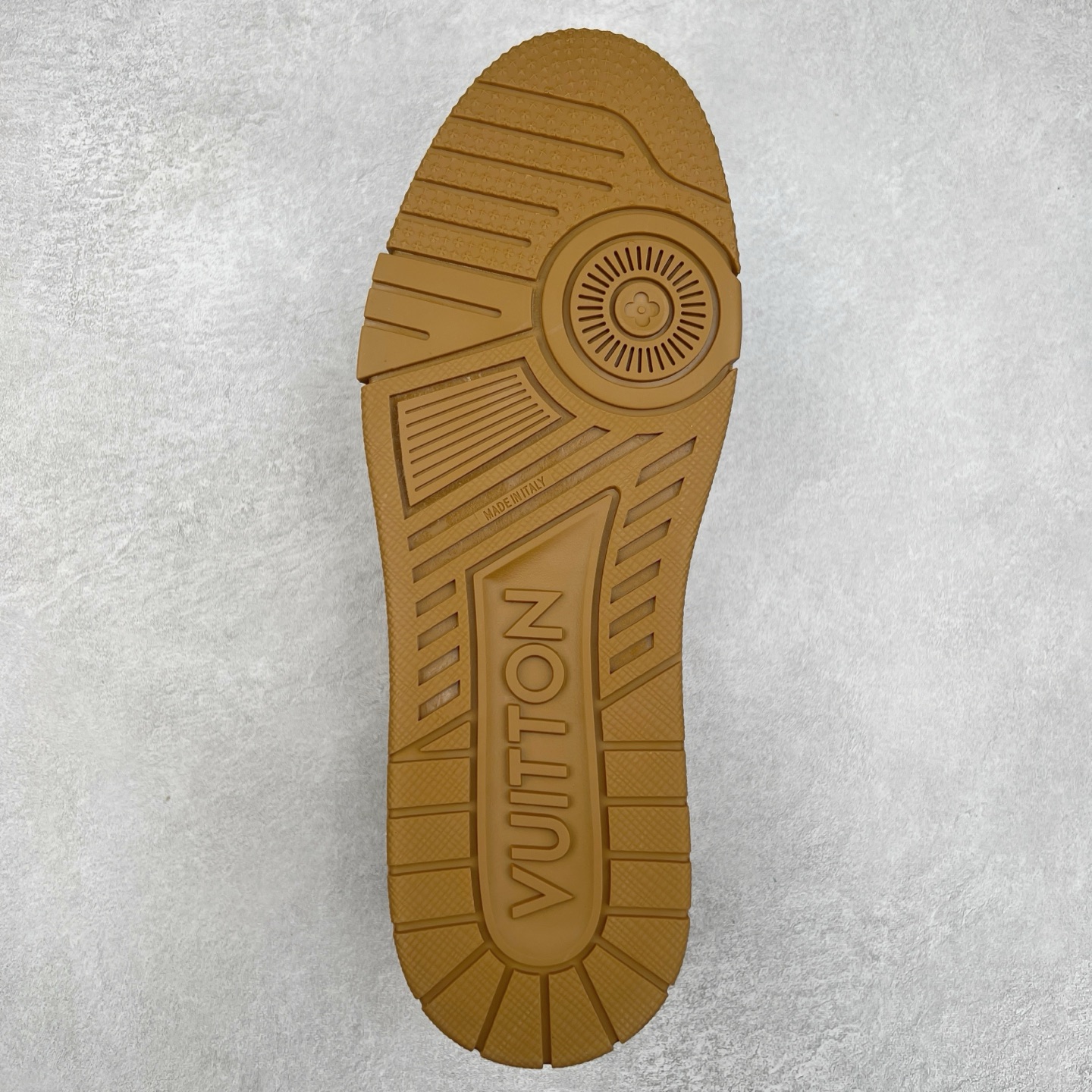 图片[9]-＃K纯原 Louis Vuitton Trainer lv时装走秀运动鞋 市场所有版本中综合最强的货品 GD实力大厂出品 全网最全配色更新最快 最成熟的做工稳定的品控 完美鞋型超高的清洁度 零毛边线头瑕疵 全套原楦原纸版原鞋开模 全网最具灵魂的版型 正确原装黄色鞋盒 正确中底印花 鞋面印花3D高频深度立体 全鞋电脑针车 紧密相连 针距密度一致 环保乳胶注塑鞋垫 厚度脚感还原原版 皮面裁剪部位 统一油边封口工艺 原装橡胶大底含胶量大底组合零偏差 专柜全套包装 防尘袋 说明书 质保卡 男女鞋 尺码：35 36 37 38 39 40 41 42 43 44 45-选品中心