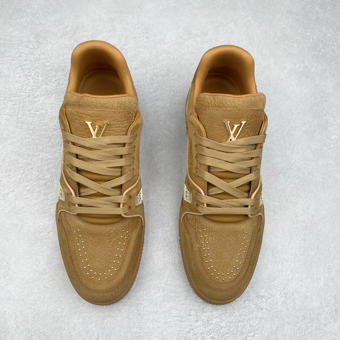 图片[2]-＃K纯原 Louis Vuitton Trainer lv时装走秀运动鞋 市场所有版本中综合最强的货品 GD实力大厂出品 全网最全配色更新最快 最成熟的做工稳定的品控 完美鞋型超高的清洁度 零毛边线头瑕疵 全套原楦原纸版原鞋开模 全网最具灵魂的版型 正确原装黄色鞋盒 正确中底印花 鞋面印花3D高频深度立体 全鞋电脑针车 紧密相连 针距密度一致 环保乳胶注塑鞋垫 厚度脚感还原原版 皮面裁剪部位 统一油边封口工艺 原装橡胶大底含胶量大底组合零偏差 专柜全套包装 防尘袋 说明书 质保卡 男女鞋 尺码：35 36 37 38 39 40 41 42 43 44 45-选品中心