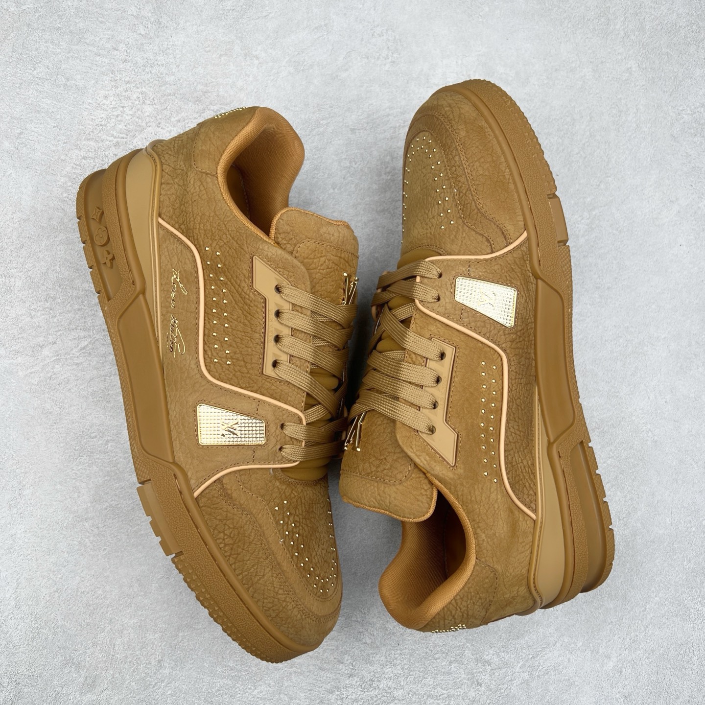 图片[3]-＃K纯原 Louis Vuitton Trainer lv时装走秀运动鞋 市场所有版本中综合最强的货品 GD实力大厂出品 全网最全配色更新最快 最成熟的做工稳定的品控 完美鞋型超高的清洁度 零毛边线头瑕疵 全套原楦原纸版原鞋开模 全网最具灵魂的版型 正确原装黄色鞋盒 正确中底印花 鞋面印花3D高频深度立体 全鞋电脑针车 紧密相连 针距密度一致 环保乳胶注塑鞋垫 厚度脚感还原原版 皮面裁剪部位 统一油边封口工艺 原装橡胶大底含胶量大底组合零偏差 专柜全套包装 防尘袋 说明书 质保卡 男女鞋 尺码：35 36 37 38 39 40 41 42 43 44 45-选品中心