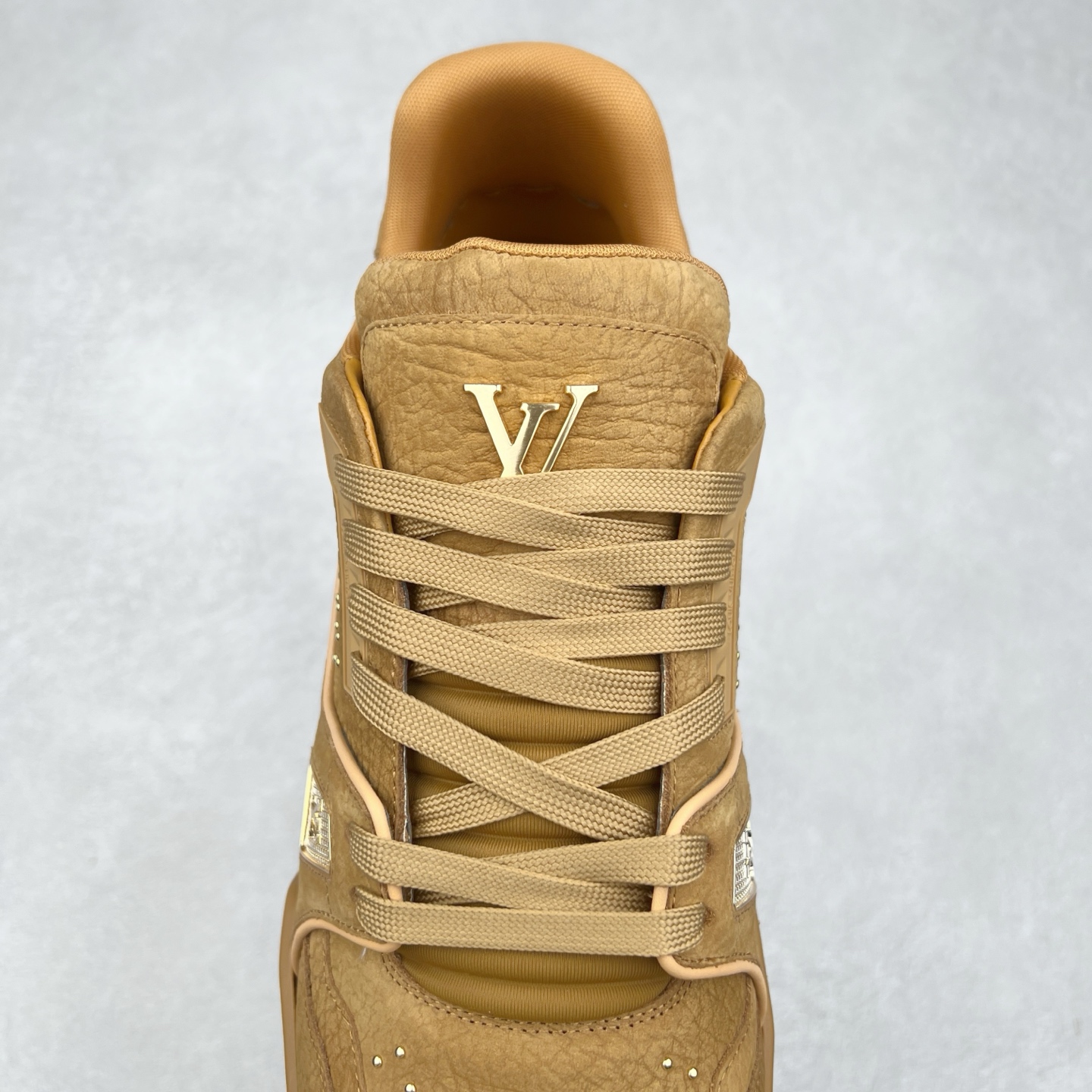 图片[5]-＃K纯原 Louis Vuitton Trainer lv时装走秀运动鞋 市场所有版本中综合最强的货品 GD实力大厂出品 全网最全配色更新最快 最成熟的做工稳定的品控 完美鞋型超高的清洁度 零毛边线头瑕疵 全套原楦原纸版原鞋开模 全网最具灵魂的版型 正确原装黄色鞋盒 正确中底印花 鞋面印花3D高频深度立体 全鞋电脑针车 紧密相连 针距密度一致 环保乳胶注塑鞋垫 厚度脚感还原原版 皮面裁剪部位 统一油边封口工艺 原装橡胶大底含胶量大底组合零偏差 专柜全套包装 防尘袋 说明书 质保卡 男女鞋 尺码：35 36 37 38 39 40 41 42 43 44 45-选品中心