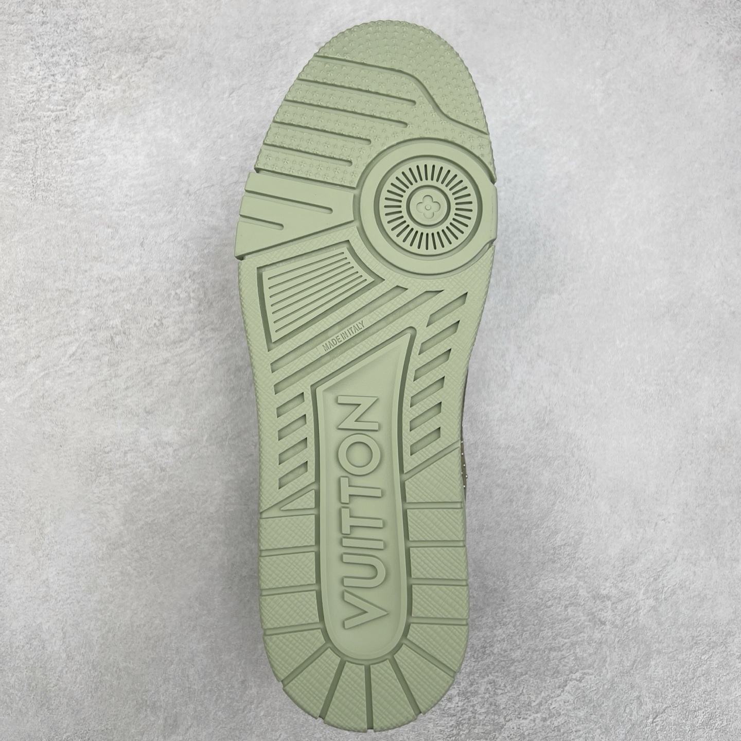 图片[9]-＃K纯原 Louis Vuitton Trainer lv时装走秀运动鞋 市场所有版本中综合最强的货品 GD实力大厂出品 全网最全配色更新最快 最成熟的做工稳定的品控 完美鞋型超高的清洁度 零毛边线头瑕疵 全套原楦原纸版原鞋开模 全网最具灵魂的版型 正确原装黄色鞋盒 正确中底印花 鞋面印花3D高频深度立体 全鞋电脑针车 紧密相连 针距密度一致 环保乳胶注塑鞋垫 厚度脚感还原原版 皮面裁剪部位 统一油边封口工艺 原装橡胶大底含胶量大底组合零偏差 专柜全套包装 防尘袋 说明书 质保卡 男女鞋 尺码：35 36 37 38 39 40 41 42 43 44 45-选品中心