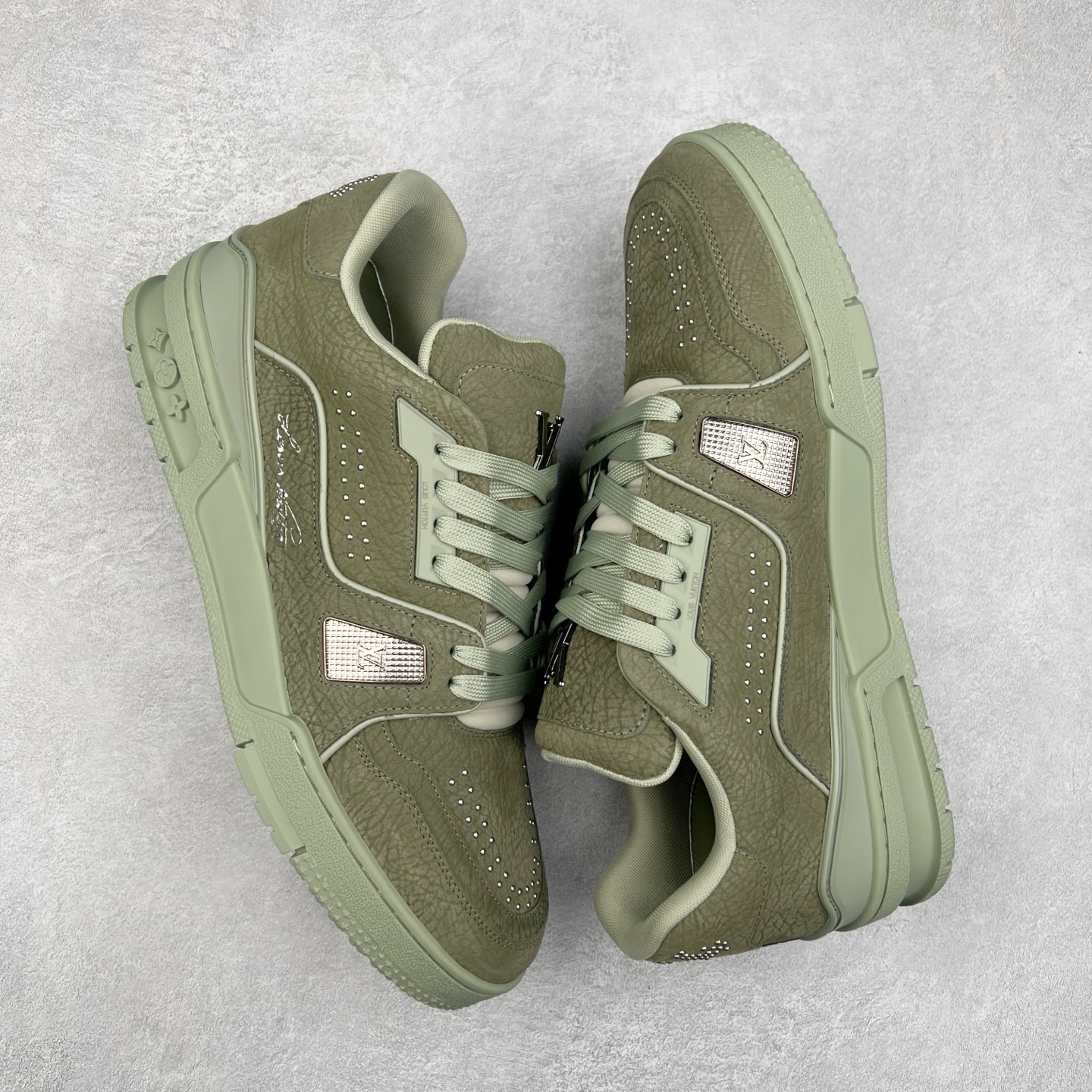 图片[3]-＃K纯原 Louis Vuitton Trainer lv时装走秀运动鞋 市场所有版本中综合最强的货品 GD实力大厂出品 全网最全配色更新最快 最成熟的做工稳定的品控 完美鞋型超高的清洁度 零毛边线头瑕疵 全套原楦原纸版原鞋开模 全网最具灵魂的版型 正确原装黄色鞋盒 正确中底印花 鞋面印花3D高频深度立体 全鞋电脑针车 紧密相连 针距密度一致 环保乳胶注塑鞋垫 厚度脚感还原原版 皮面裁剪部位 统一油边封口工艺 原装橡胶大底含胶量大底组合零偏差 专柜全套包装 防尘袋 说明书 质保卡 男女鞋 尺码：35 36 37 38 39 40 41 42 43 44 45-选品中心