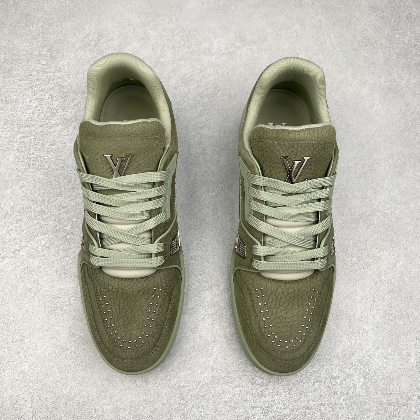 图片[2]-＃K纯原 Louis Vuitton Trainer lv时装走秀运动鞋 市场所有版本中综合最强的货品 GD实力大厂出品 全网最全配色更新最快 最成熟的做工稳定的品控 完美鞋型超高的清洁度 零毛边线头瑕疵 全套原楦原纸版原鞋开模 全网最具灵魂的版型 正确原装黄色鞋盒 正确中底印花 鞋面印花3D高频深度立体 全鞋电脑针车 紧密相连 针距密度一致 环保乳胶注塑鞋垫 厚度脚感还原原版 皮面裁剪部位 统一油边封口工艺 原装橡胶大底含胶量大底组合零偏差 专柜全套包装 防尘袋 说明书 质保卡 男女鞋 尺码：35 36 37 38 39 40 41 42 43 44 45-选品中心