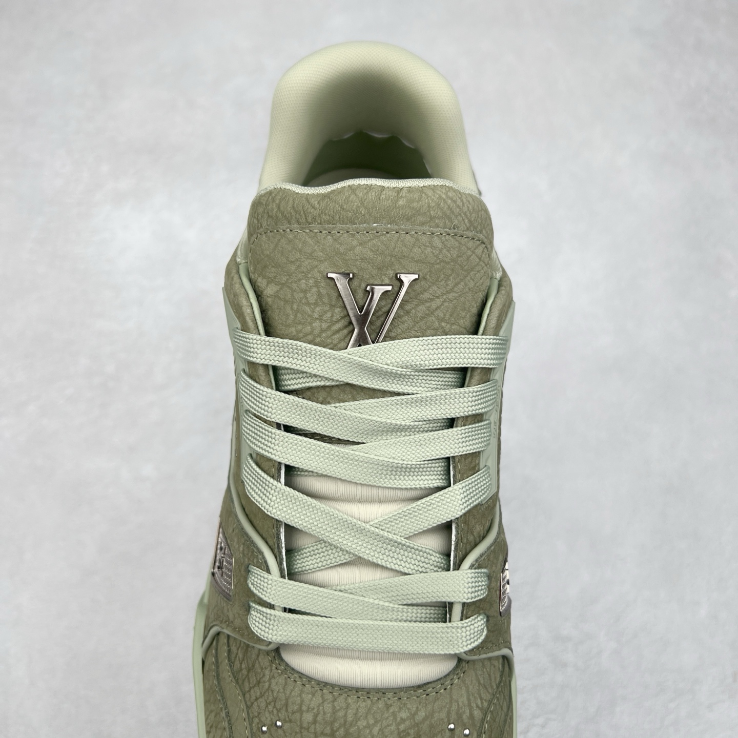 图片[5]-＃K纯原 Louis Vuitton Trainer lv时装走秀运动鞋 市场所有版本中综合最强的货品 GD实力大厂出品 全网最全配色更新最快 最成熟的做工稳定的品控 完美鞋型超高的清洁度 零毛边线头瑕疵 全套原楦原纸版原鞋开模 全网最具灵魂的版型 正确原装黄色鞋盒 正确中底印花 鞋面印花3D高频深度立体 全鞋电脑针车 紧密相连 针距密度一致 环保乳胶注塑鞋垫 厚度脚感还原原版 皮面裁剪部位 统一油边封口工艺 原装橡胶大底含胶量大底组合零偏差 专柜全套包装 防尘袋 说明书 质保卡 男女鞋 尺码：35 36 37 38 39 40 41 42 43 44 45-选品中心