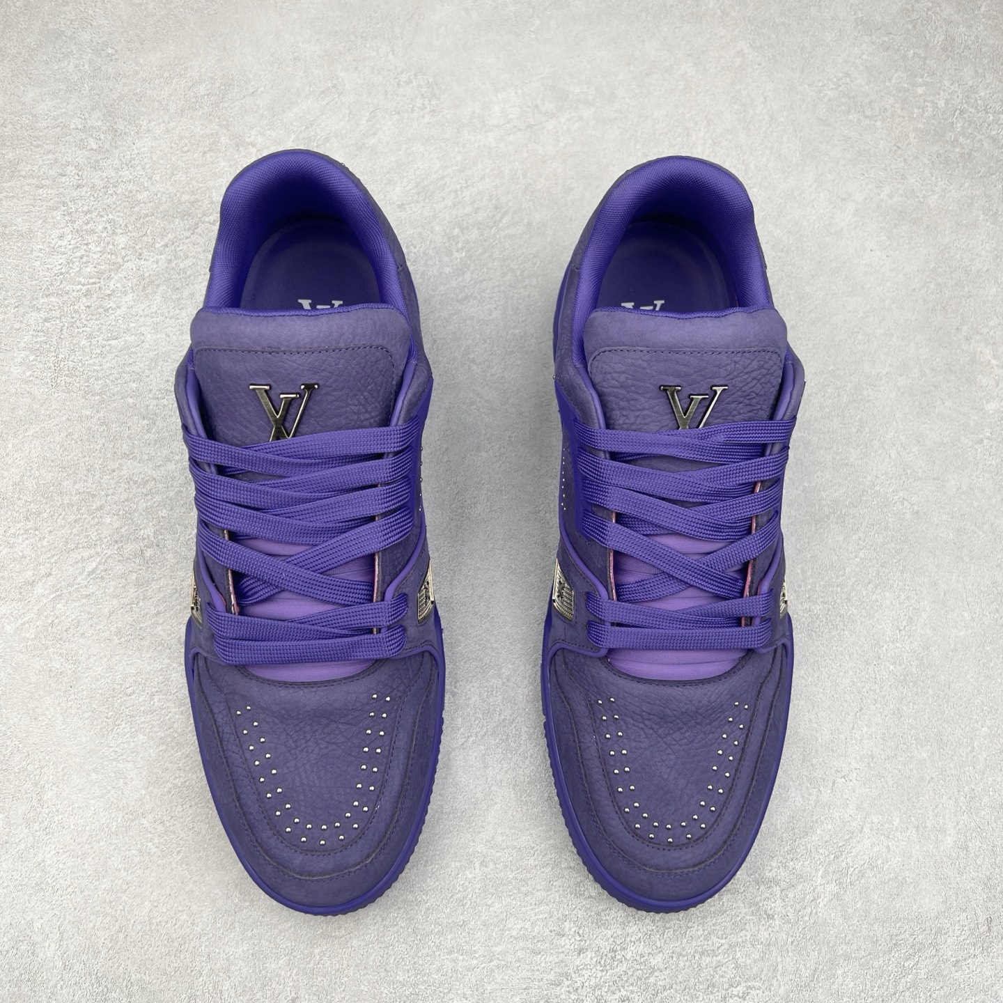 图片[2]-＃K纯原 Louis Vuitton Trainer lv时装走秀运动鞋 市场所有版本中综合最强的货品 GD实力大厂出品 全网最全配色更新最快 最成熟的做工稳定的品控 完美鞋型超高的清洁度 零毛边线头瑕疵 全套原楦原纸版原鞋开模 全网最具灵魂的版型 正确原装黄色鞋盒 正确中底印花 鞋面印花3D高频深度立体 全鞋电脑针车 紧密相连 针距密度一致 环保乳胶注塑鞋垫 厚度脚感还原原版 皮面裁剪部位 统一油边封口工艺 原装橡胶大底含胶量大底组合零偏差 专柜全套包装 防尘袋 说明书 质保卡 男女鞋 尺码：35 36 37 38 39 40 41 42 43 44 45-选品中心