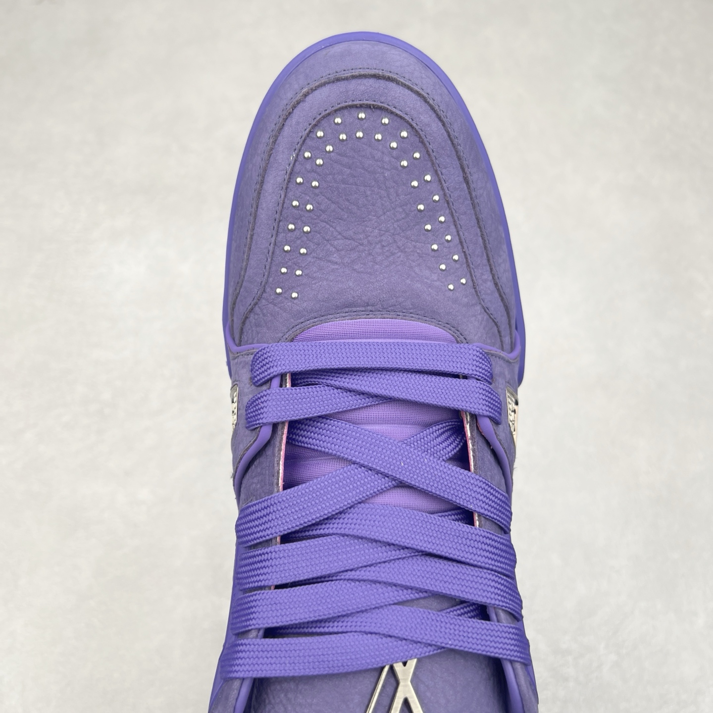 图片[4]-＃K纯原 Louis Vuitton Trainer lv时装走秀运动鞋 市场所有版本中综合最强的货品 GD实力大厂出品 全网最全配色更新最快 最成熟的做工稳定的品控 完美鞋型超高的清洁度 零毛边线头瑕疵 全套原楦原纸版原鞋开模 全网最具灵魂的版型 正确原装黄色鞋盒 正确中底印花 鞋面印花3D高频深度立体 全鞋电脑针车 紧密相连 针距密度一致 环保乳胶注塑鞋垫 厚度脚感还原原版 皮面裁剪部位 统一油边封口工艺 原装橡胶大底含胶量大底组合零偏差 专柜全套包装 防尘袋 说明书 质保卡 男女鞋 尺码：35 36 37 38 39 40 41 42 43 44 45-选品中心