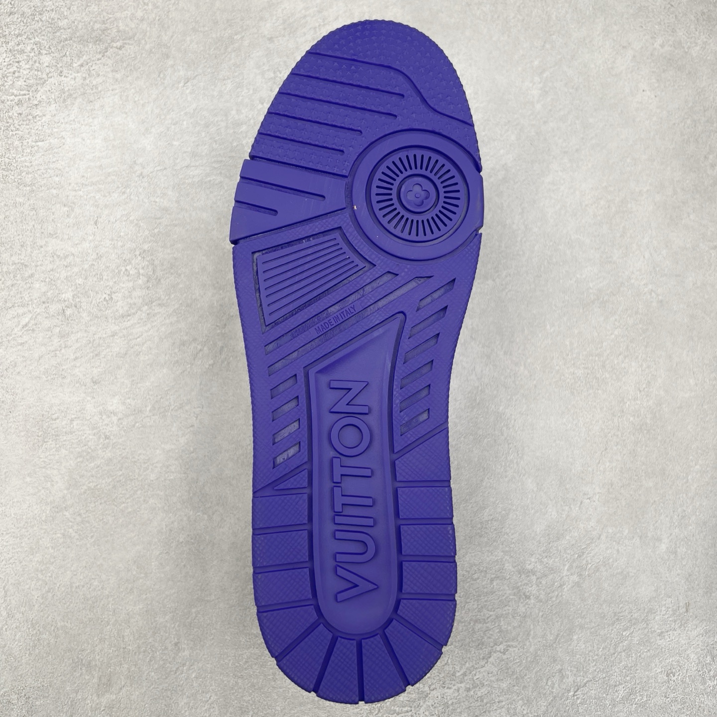 图片[9]-＃K纯原 Louis Vuitton Trainer lv时装走秀运动鞋 市场所有版本中综合最强的货品 GD实力大厂出品 全网最全配色更新最快 最成熟的做工稳定的品控 完美鞋型超高的清洁度 零毛边线头瑕疵 全套原楦原纸版原鞋开模 全网最具灵魂的版型 正确原装黄色鞋盒 正确中底印花 鞋面印花3D高频深度立体 全鞋电脑针车 紧密相连 针距密度一致 环保乳胶注塑鞋垫 厚度脚感还原原版 皮面裁剪部位 统一油边封口工艺 原装橡胶大底含胶量大底组合零偏差 专柜全套包装 防尘袋 说明书 质保卡 男女鞋 尺码：35 36 37 38 39 40 41 42 43 44 45-选品中心