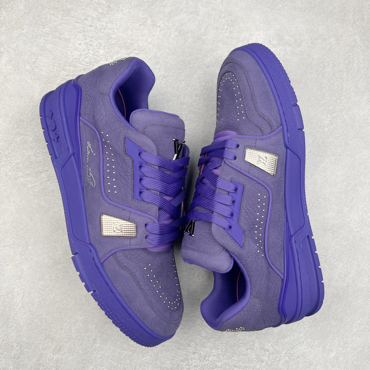 图片[3]-＃K纯原 Louis Vuitton Trainer lv时装走秀运动鞋 市场所有版本中综合最强的货品 GD实力大厂出品 全网最全配色更新最快 最成熟的做工稳定的品控 完美鞋型超高的清洁度 零毛边线头瑕疵 全套原楦原纸版原鞋开模 全网最具灵魂的版型 正确原装黄色鞋盒 正确中底印花 鞋面印花3D高频深度立体 全鞋电脑针车 紧密相连 针距密度一致 环保乳胶注塑鞋垫 厚度脚感还原原版 皮面裁剪部位 统一油边封口工艺 原装橡胶大底含胶量大底组合零偏差 专柜全套包装 防尘袋 说明书 质保卡 男女鞋 尺码：35 36 37 38 39 40 41 42 43 44 45-选品中心