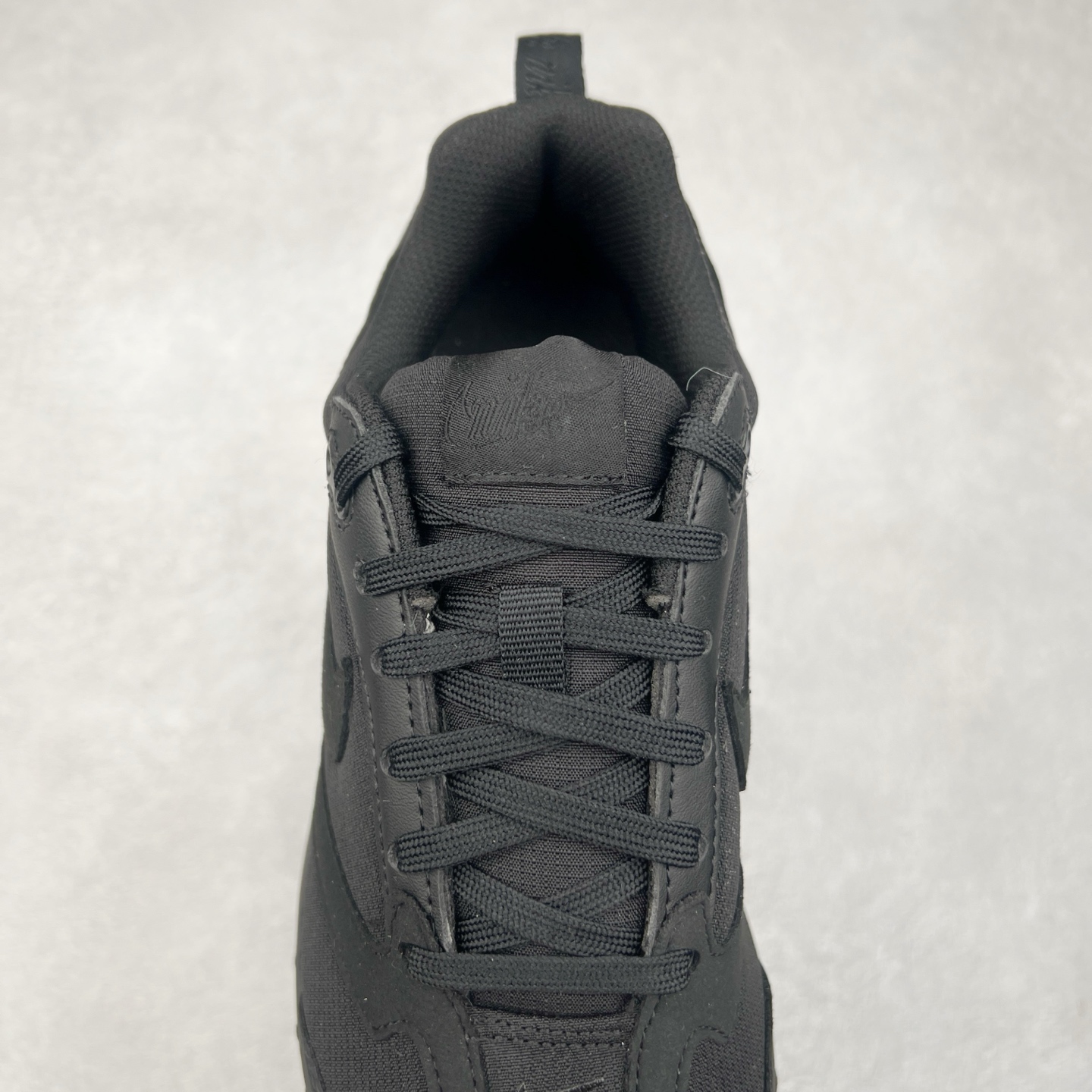 图片[5]-NK Air Max Dawn 黎明系列低帮气垫百搭休闲运动慢跑鞋 HY0959-044 采用柔软翻毛皮和透气梭织材料打造利落鞋面 中底和鞋跟融入现代感线条设计 兼具复古风格与时尚魅力 尽显运动风范 鞋底加入 Air 缓震配置巧搭柔软泡绵 塑就非凡舒适感受 穿上 Air Max Dawn 运动鞋 打造出众造型 迎接美好的一天 尺码：36 36.5 37.5 38 38.5 39 40 40.5 41 42 42.5 43 44 44.5 45-选品中心