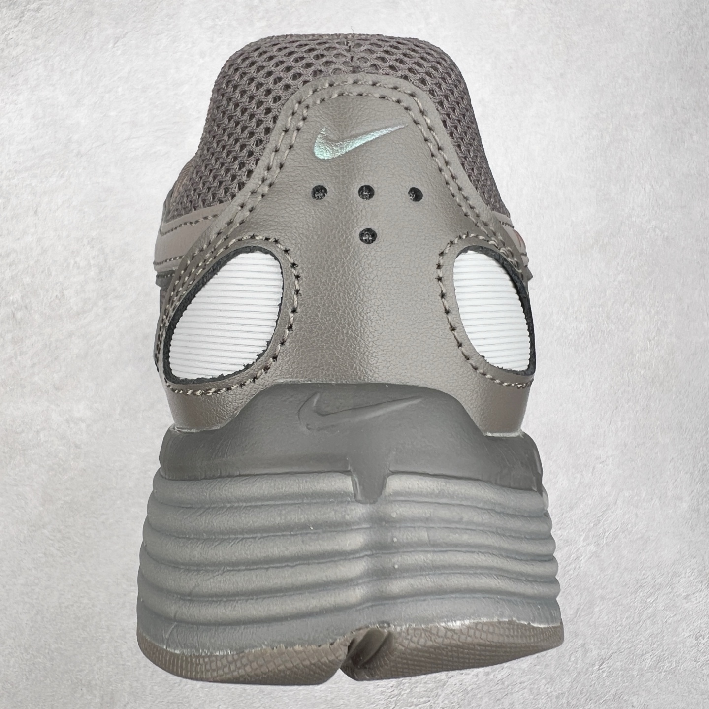 图片[8]-NK P-6000 系列低帮复古老爹风休闲运动舒适慢跑鞋 CD6404-202 融合 Pegasus 过往运动鞋设计 助力 21 世纪早期跑步运动跃升时尚新高度 采用透气网眼布、运动风格线条和耐穿覆面 兼具吸睛外观和舒适感受 中底泡绵以田径赛道为灵感 打造厚实设计 缔造出众缓震性能 尺码：36 36.5 37.5 38 38.5 39 40 40.5 41 42 42.5 43 44 44.5 45-选品中心